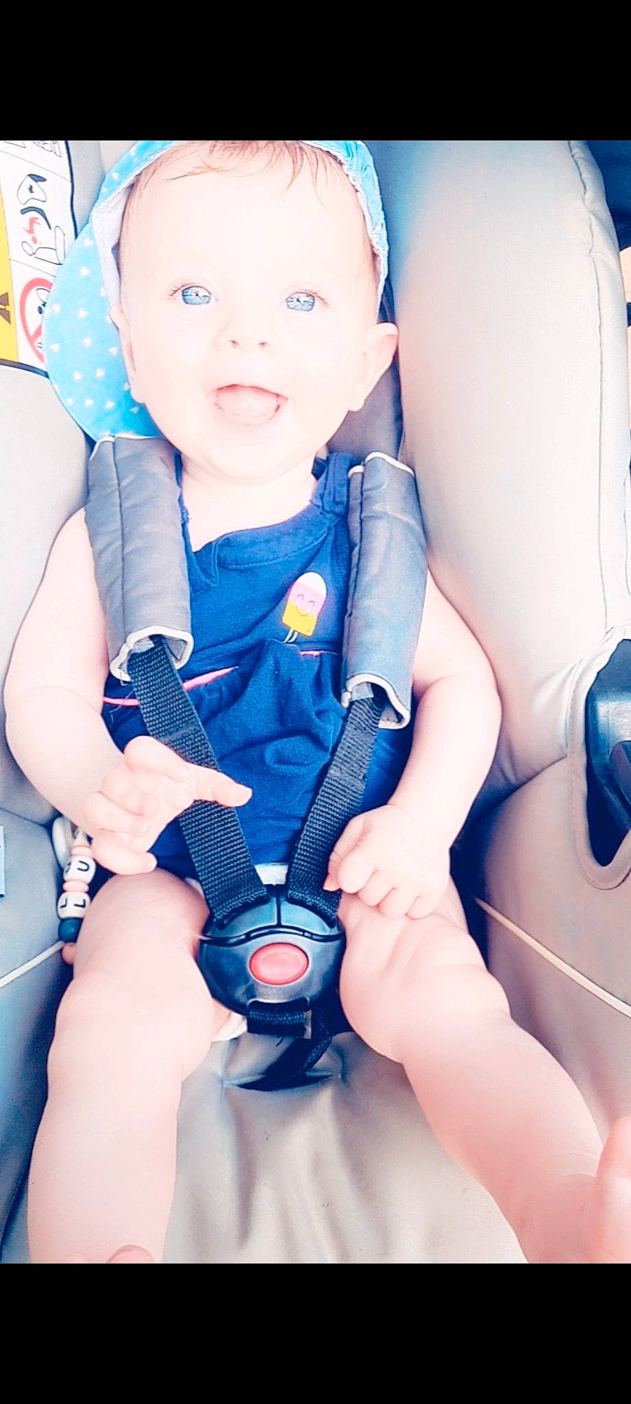 Lucy a rejoint le concours — aidez-le/la à gagner de superbes lots ! azure, baby, baby_toddler_clothing, blue, car_seat, child, comfort, electric_blue, finger, gesture, hand, happy, nail, person, product, service, skin, smile, thumb, toddler