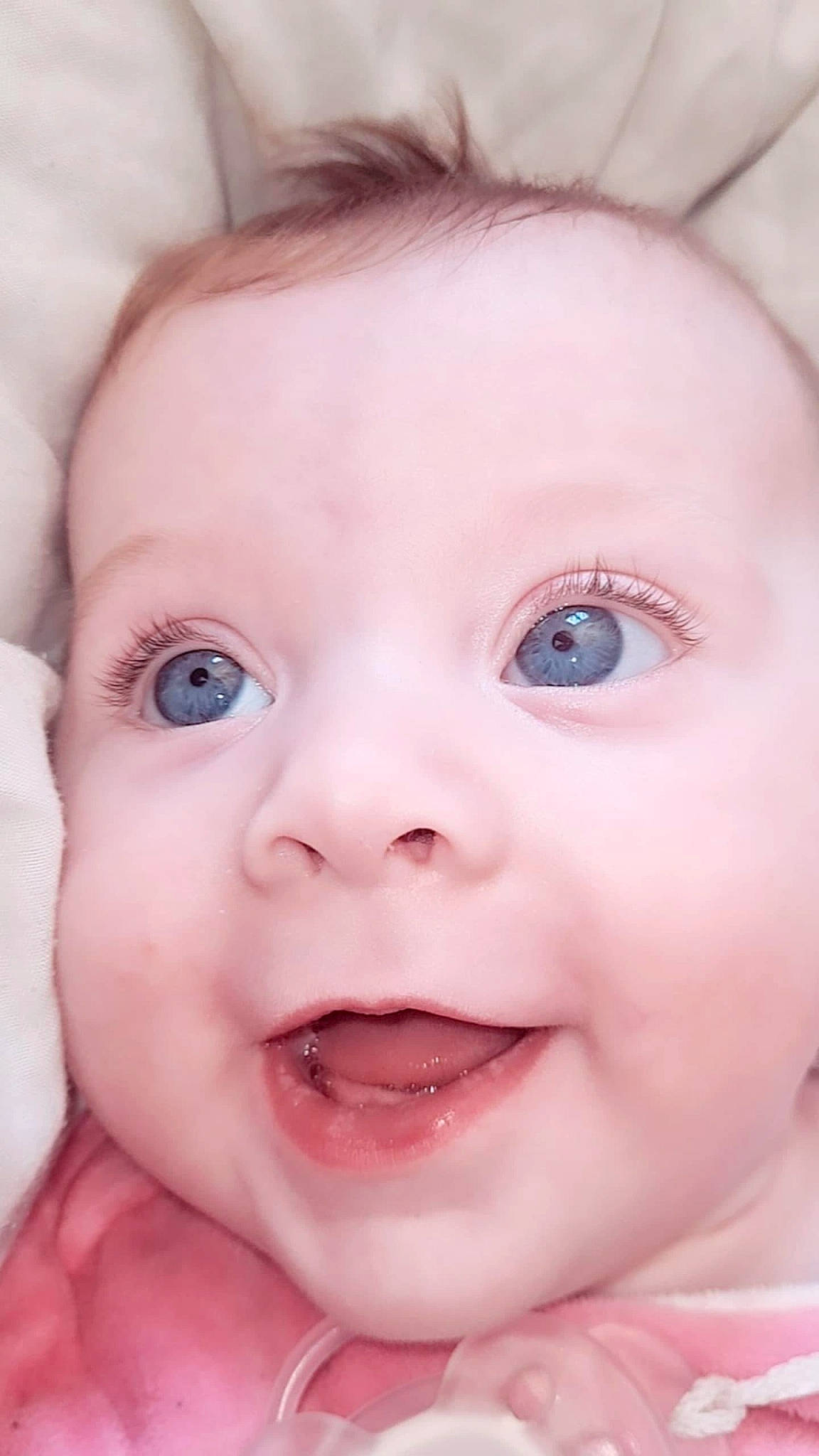 Lucy participe au concours pour gagner de l'argent avec cette photo : baby, cheek, chin, ear, eye, eyebrow, eyelash, face, forehead, gesture, happy, iris, lip, mouth, nose, organ, person, pink, skin, smile