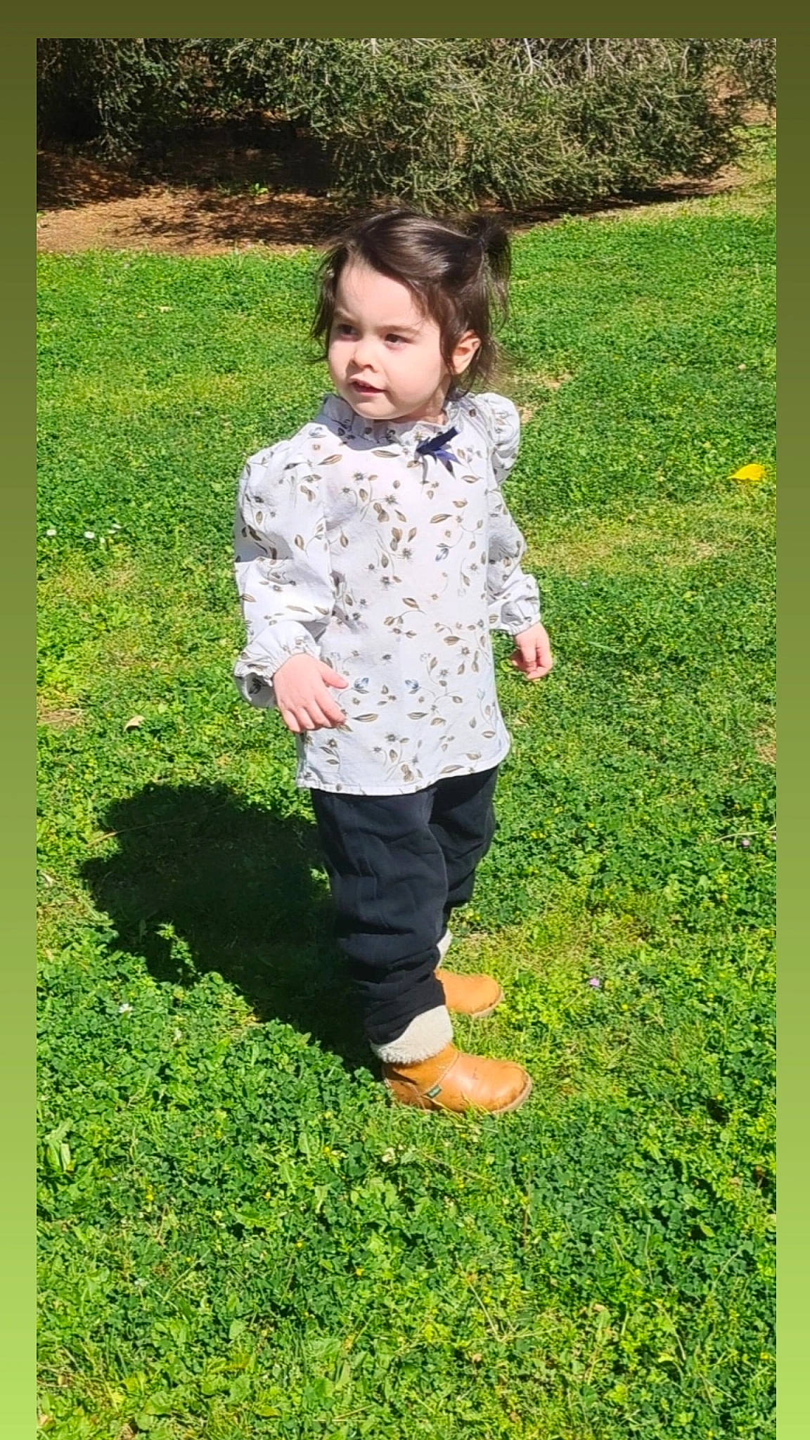 Aurore a rejoint le concours — aidez-le/la à gagner de superbes lots ! baby_toddler_clothing, child, garden, gesture, grass, grass_family, grassland, green, groundcover, hair, happy, lawn, meadow, pattern, people_in_nature, person, plant, rectangle, sleeve, terrestrial_plant