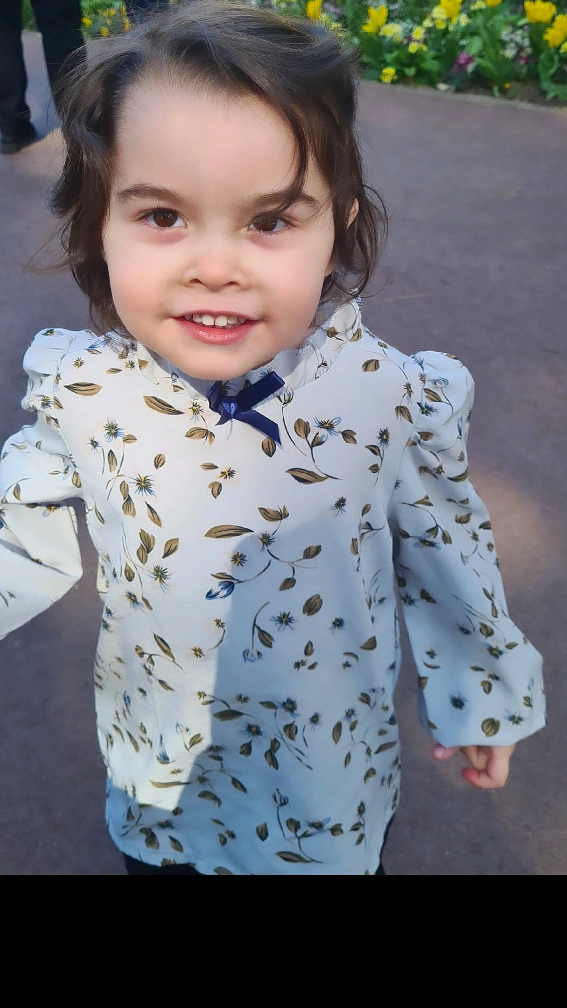 Aurore a rejoint le concours — aidez-le/la à gagner de superbes lots ! blazer, blond, dress_shirt, electric_blue, face, fashion_design, flash_photography, formal_wear, hair, happy, iris, joy, lip, pattern, person, plant, sitting, skin, sleeve, smile