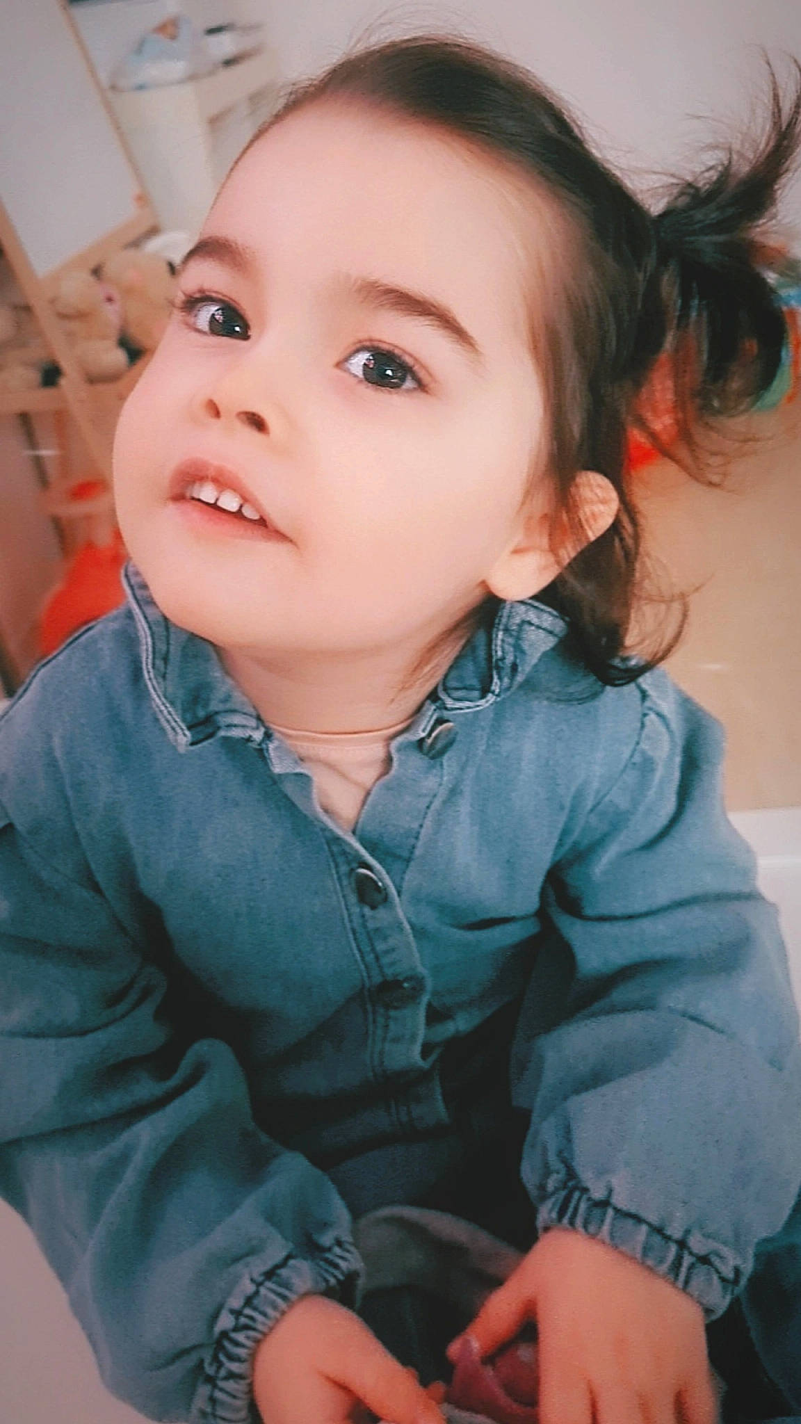 Aurore a rejoint le concours — aidez-le/la à gagner de superbes lots ! arm, cheek, chin, ear, eye, eyebrow, eyelash, facial_expression, flash_photography, forehead, hair, hairstyle, human_body, lip, mouth, nose, organ, outerwear, person, skin