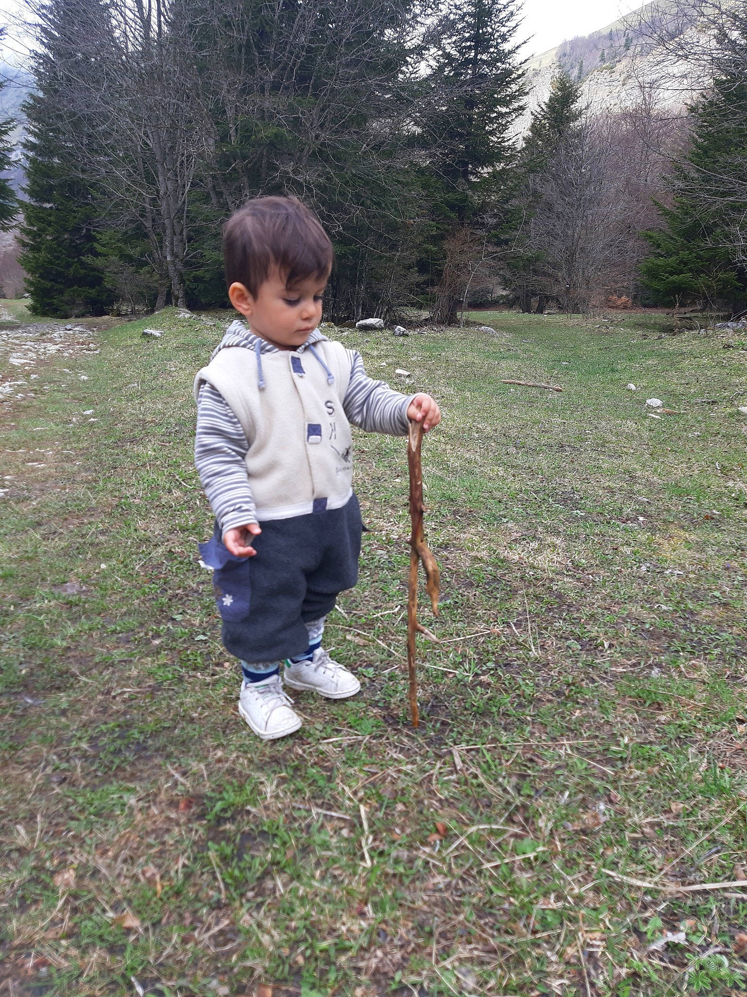 Sandro Mouries a rejoint le concours — aidez-le/la à gagner de superbes lots ! child, fun, gardening, grass, grass_family, grassland, groundcover, landscape, lawn, people_in_nature, person, plant, play, recreation, shrub, sky, slope, soil, toddler, tree