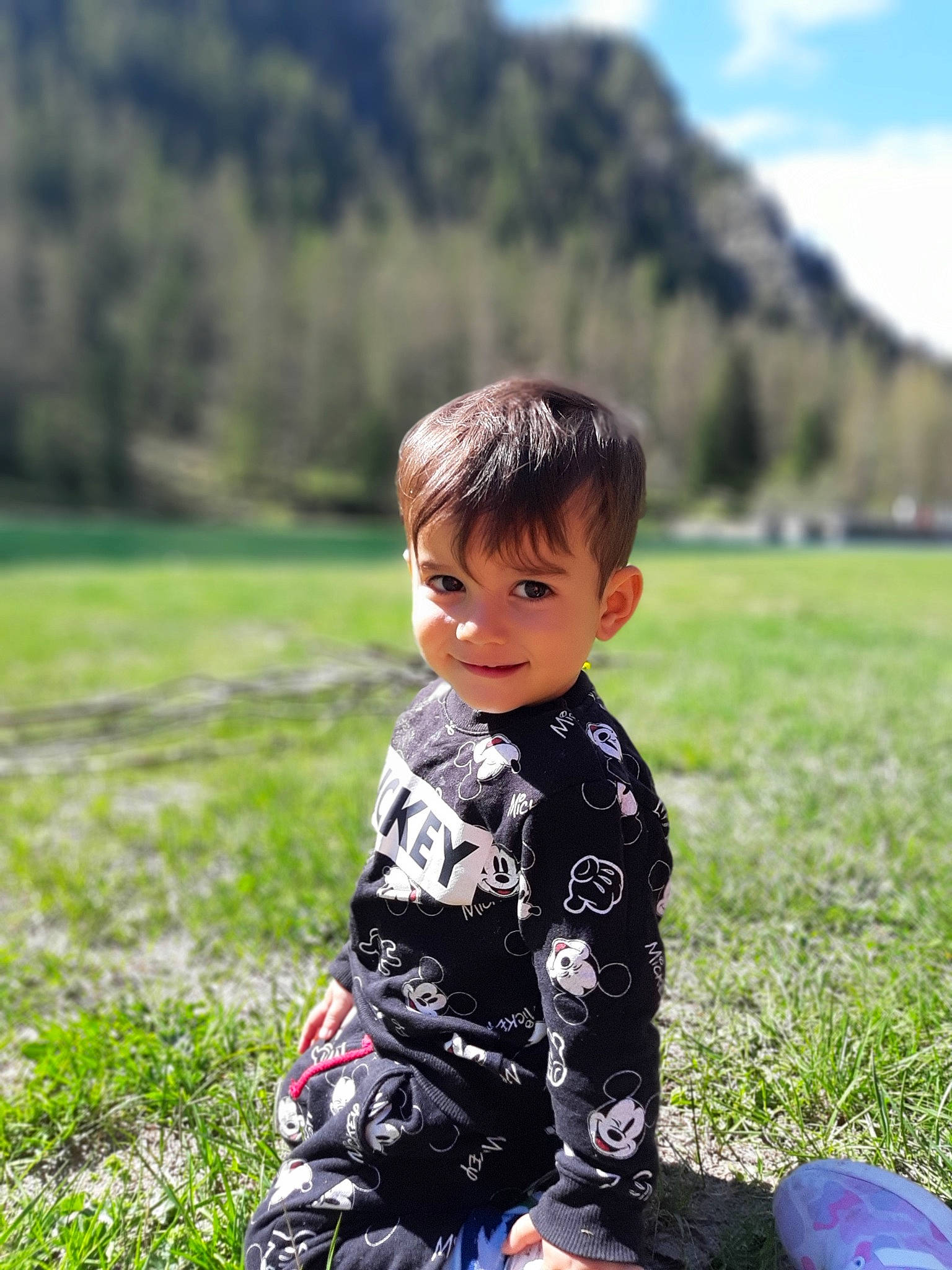 Sandro Mouries participe au concours pour gagner de l'argent avec cette photo : baby_toddler_clothing, fun, grass, grass_family, grassland, happy, jacket, joy, lawn, leaf, leisure, meadow, mountain, nature, people_in_nature, person, plant, sky, sleeve, standing