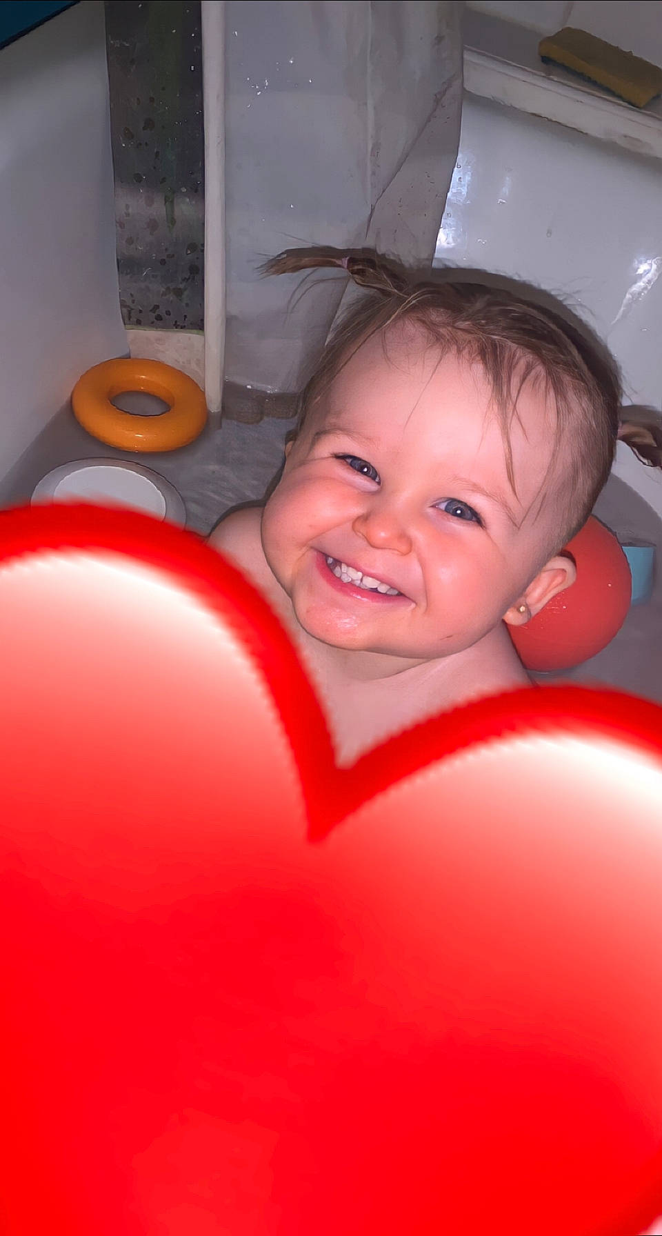 Joyce participe au concours pour gagner de l'argent avec cette photo : baby, bathing, carmine, cheek, child, comfort, finger, fun, happy, human_body, iris, joy, leisure, lip, material_property, mouth, nose, person, room, smile