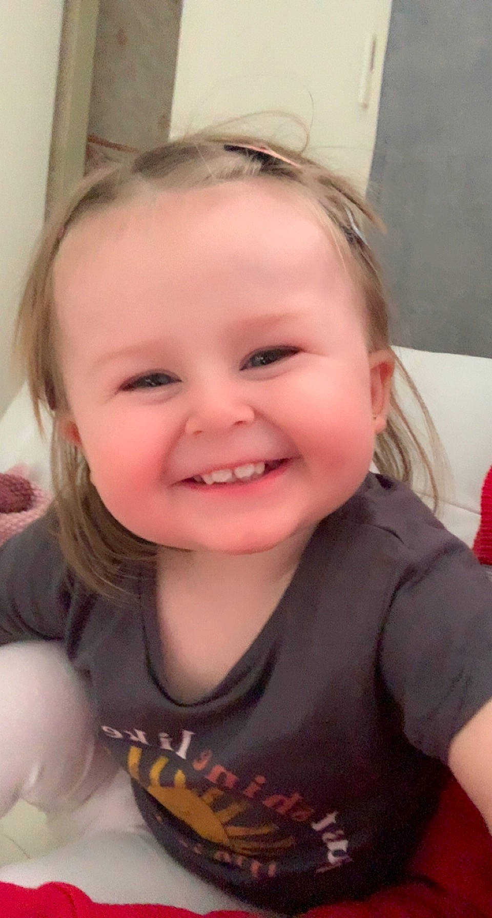 Joyce a rejoint le concours — aidez-le/la à gagner de superbes lots ! baby_toddler_clothing, cheek, chin, eye, eyebrow, eyelash, finger, gesture, happy, head, iris, joy, lip, mouth, neck, nose, person, pink, skin, sleeve