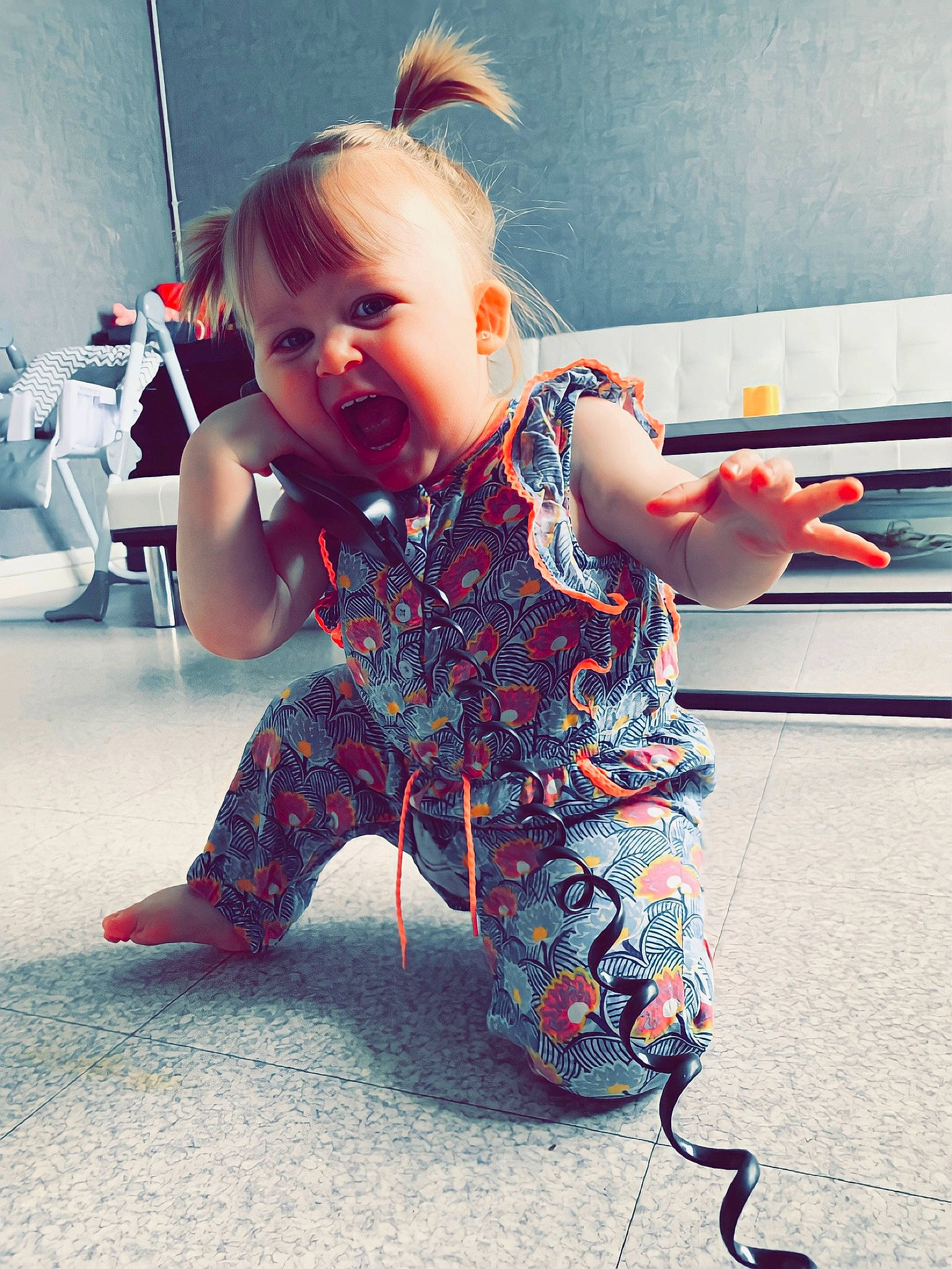 Joyce participe au concours pour gagner de l'argent avec cette photo : baby, baby_toddler_clothing, child, cool, electric_blue, floor, flooring, foot, fun, happy, human_leg, joint, knee, pattern, person, sleeve, smile, standing, t_shirt, thigh