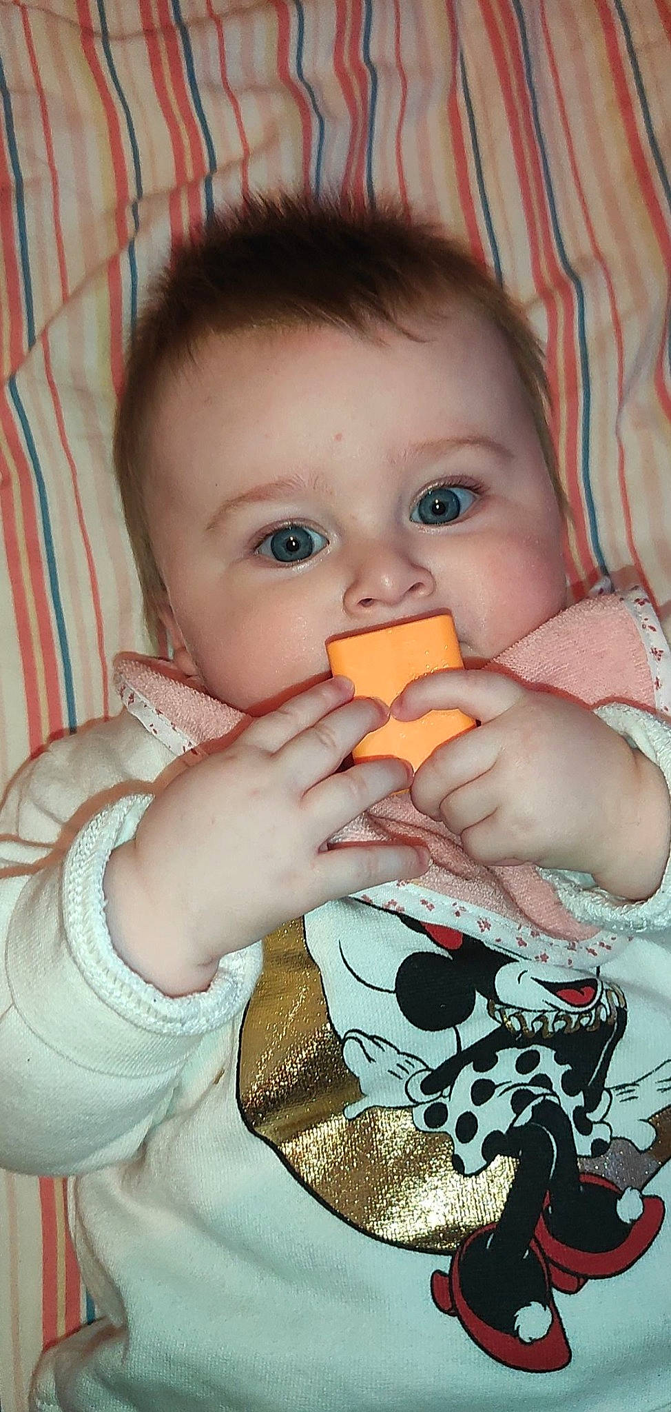 Joyce a rejoint le concours — aidez-le/la à gagner de superbes lots ! arm, baby, baby_toddler_clothing, bib, cheek, child, drinkware, eyelash, finger, hand, happy, iris, lip, mouth, nail, neck, nose, person, skin, tableware