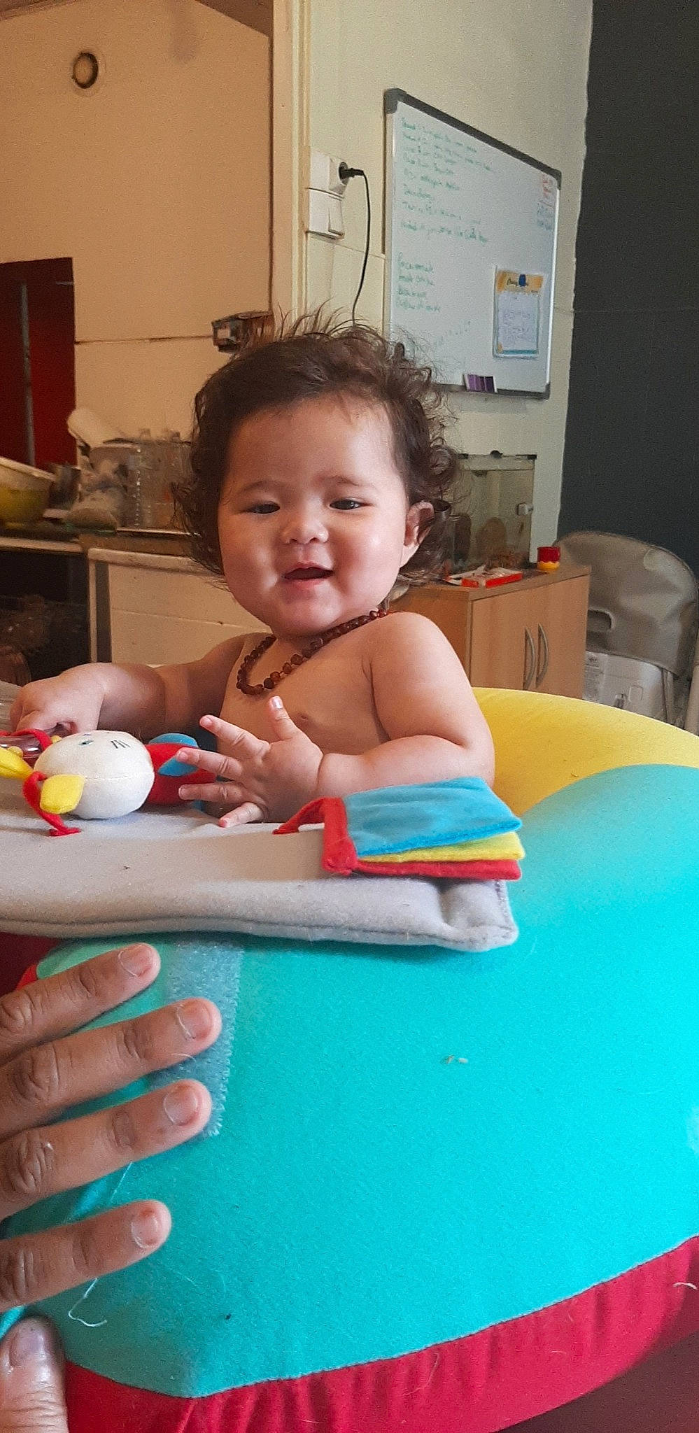 Tahina a rejoint le concours — aidez-le/la à gagner de superbes lots ! baby, baby_playing_with_toys, child, finger, fun, happy, home_appliance, leisure, mouth, nail, person, picture_frame, recreation, room, skin, smile, table, television, thigh, thumb