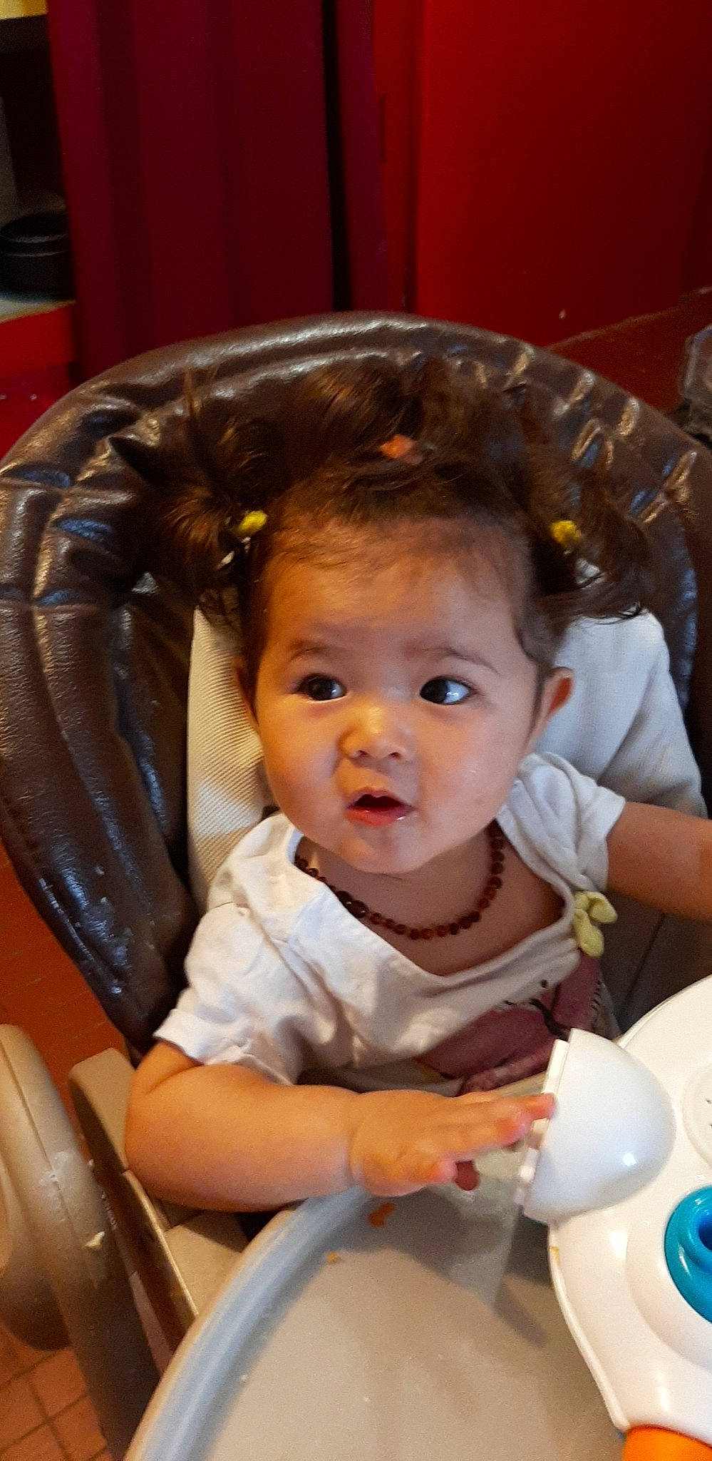 Tahina a rejoint le concours — aidez-le/la à gagner de superbes lots ! chair, cheek, child, chin, comfort, cup, dishware, drinkware, eyelash, fun, hair, happy, iris, mouth, nose, person, serveware, skin, smile, tableware