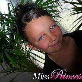 Ilona participe au concours pour gagner de l'argent avec cette photo :