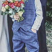élyo a rejoint le concours — aidez-le/la à gagner de superbes lots ! blue_suit, bouquet, boy, cap, celebration, child, dress_shoes, event, flowers, formal_wear, grass, greenery, hands_in_pocket, happy, nature, outdoor, person, portrait, smiling, wedding