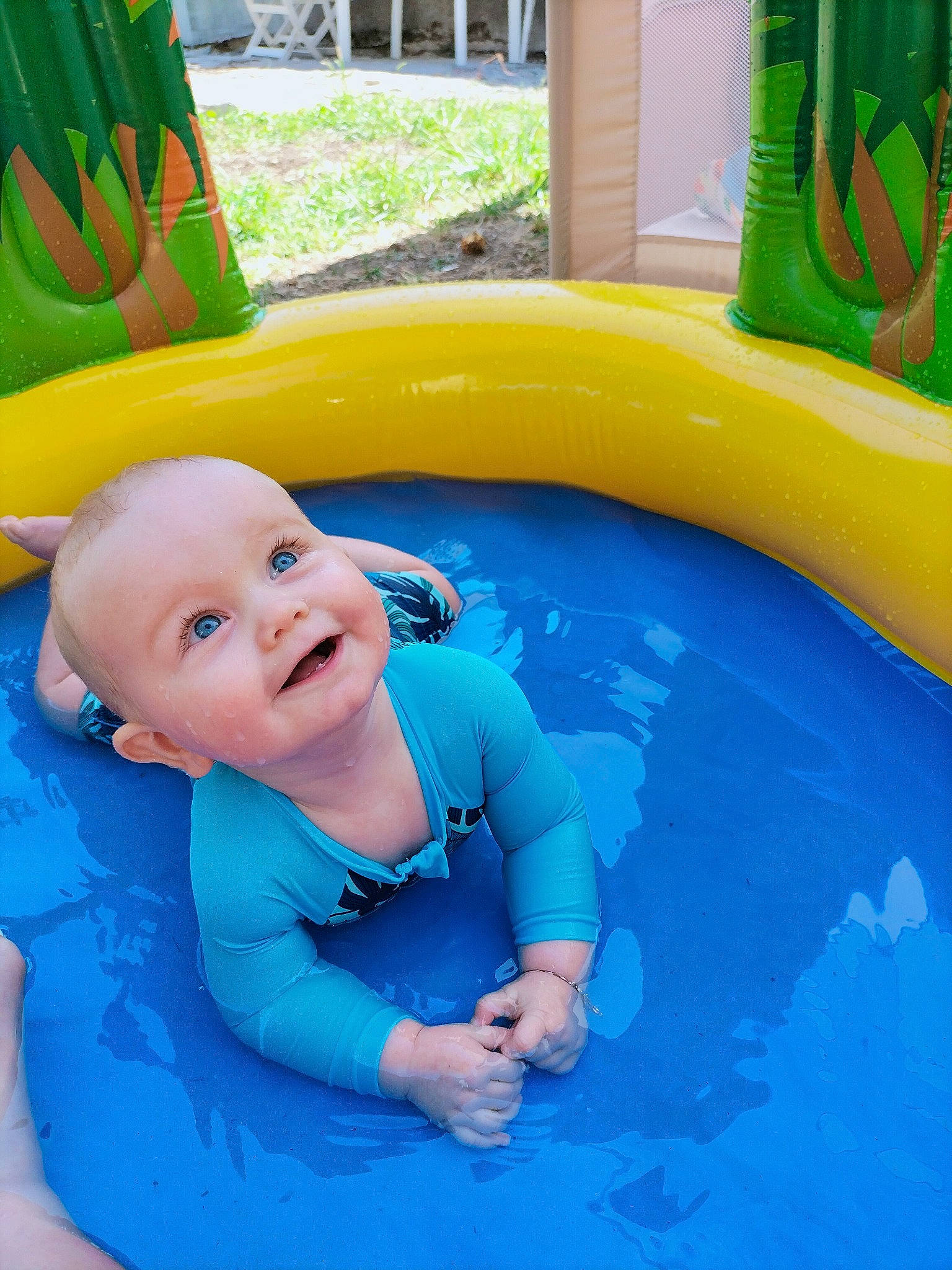 élyo a rejoint le concours — aidez-le/la à gagner de superbes lots ! aqua, azure, baby, baby_toddler_clothing, blue, child, chute, electric_blue, fun, green, happy, leisure, person, photograph, play, product, recreation, smile, toddler, water