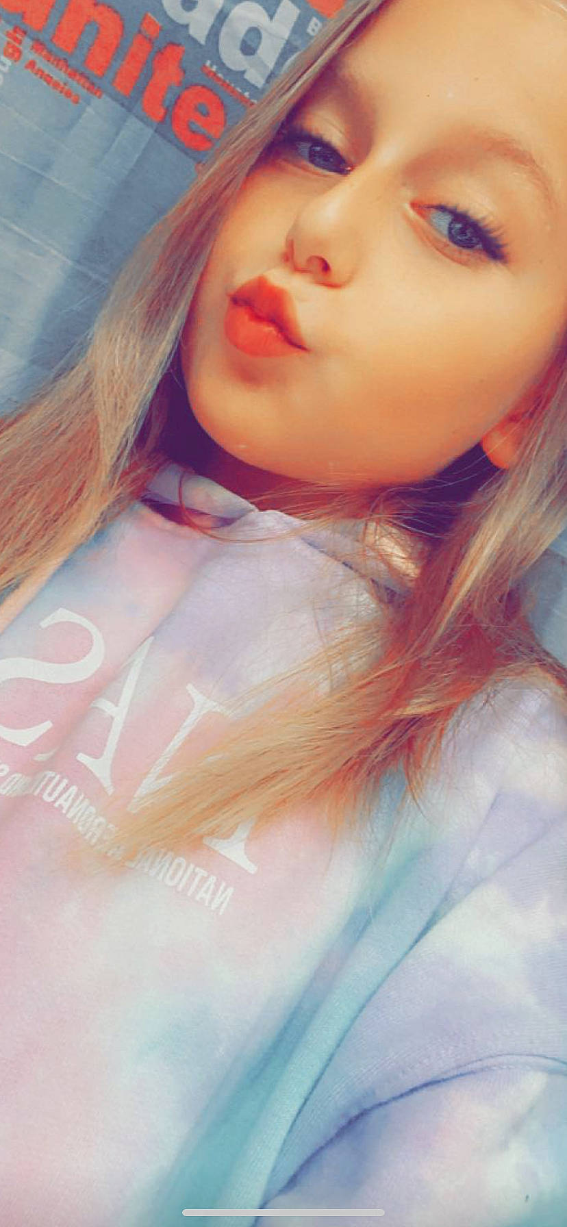 Leila participe au concours pour gagner de l'argent avec cette photo : cheek, chin, cool, eyebrow, eyelash, flash_photography, hairstyle, iris, layered_hair, lip, lipstick, magenta, mouth, neck, nose, orange, person, pink, shoulder, skin