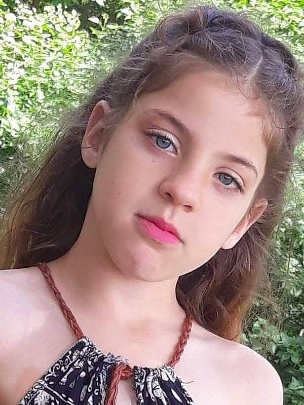 Annie-lise a rejoint le concours — aidez-le/la à gagner de superbes lots ! cheek, chin, cool, eyebrow, eyelash, face, facial_expression, flash_photography, forehead, grass, hair, happy, iris, jaw, lip, lipstick, neck, nose, person, skin