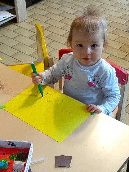 Eva participe au concours pour gagner de l'argent avec cette photo : angle, child, kindergarten, learning, material, person, play, table, toddler, toy, yellow