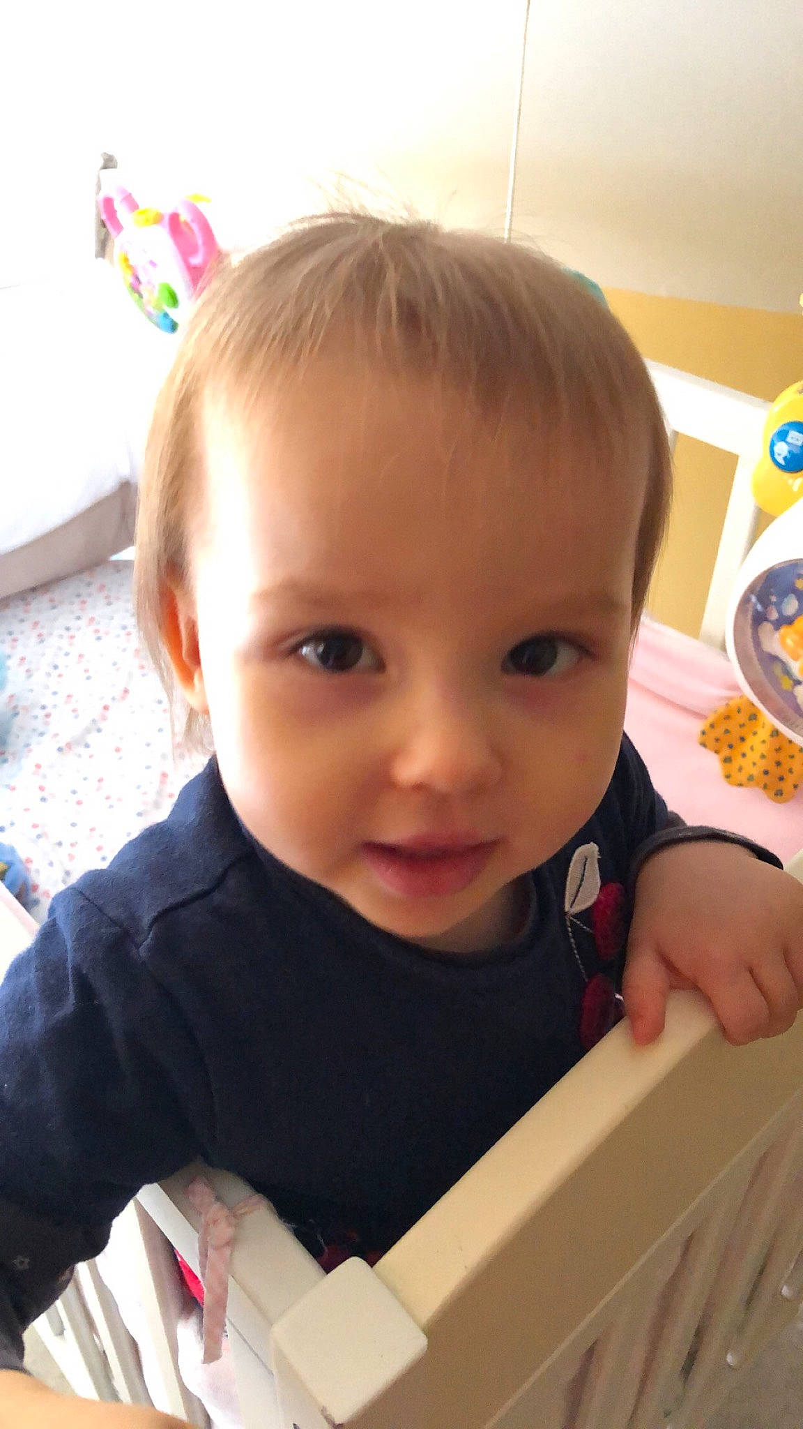 Eva participe au concours pour gagner de l'argent avec cette photo : cheek, child, chin, day, ear, eye, face, forehead, girl, hair, hairstyle, head, human_hair_color, infant, person, play, product, sitting, skin, smile