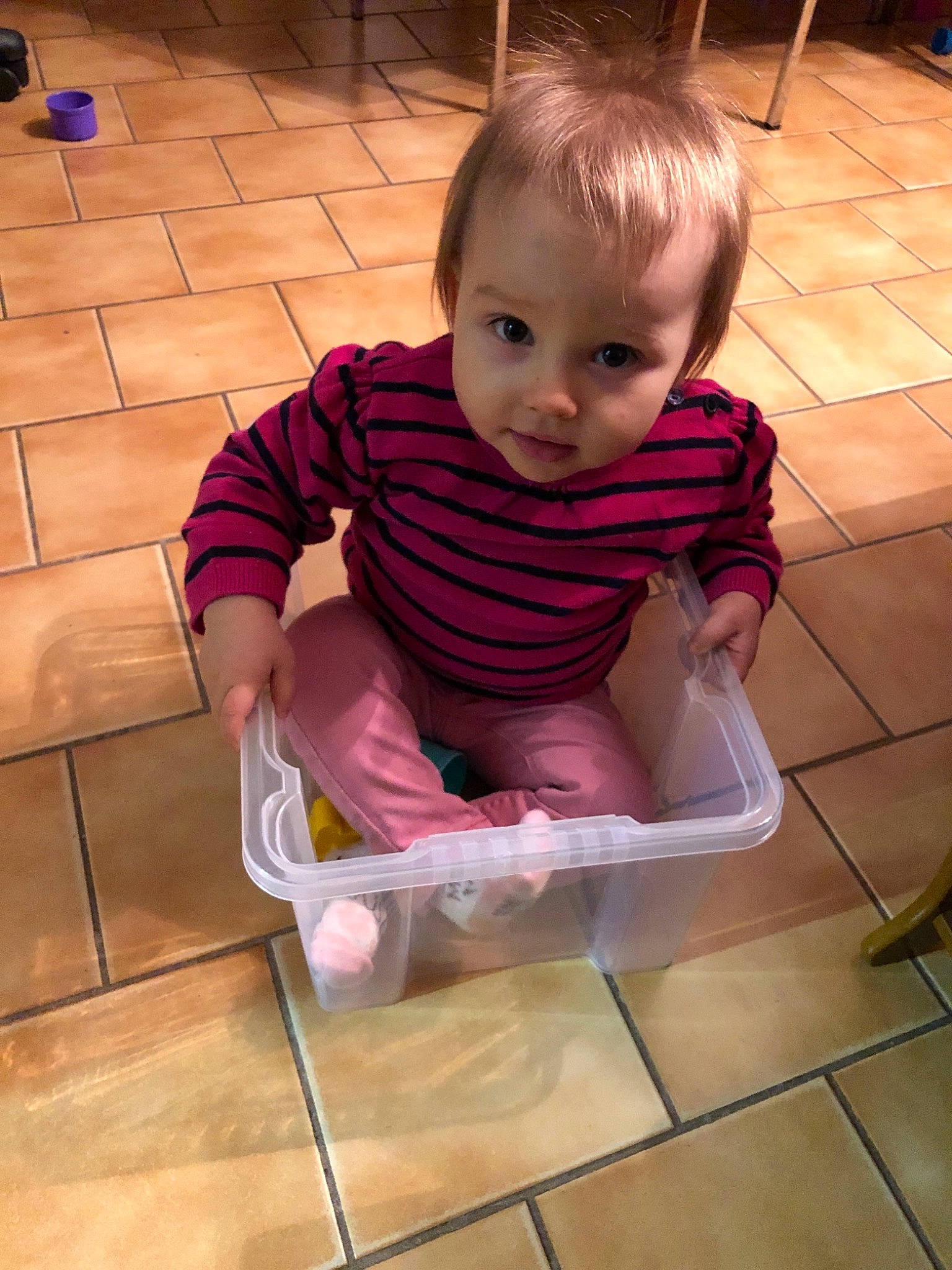 Eva a rejoint le concours — aidez-le/la à gagner de superbes lots ! arm, child, day, eye, floor, flooring, fun, girl, infant, leg, person, pink, play, product, purple, sitting, skin, standing, textile, toddler