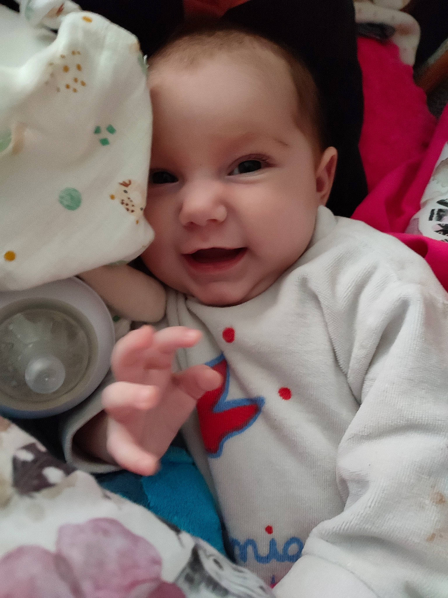 éléana participe au concours pour gagner de l'argent avec cette photo : baby, baby_products, baby_toddler_clothing, cap, cheek, child, drinkware, fashion_accessory, fun, happy, linens, pattern, person, pink, product, sitting, skin, sleeve, smile, textile