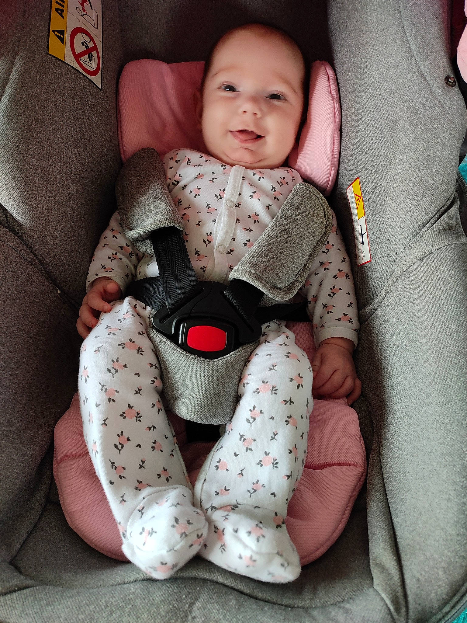 éléana a rejoint le concours — aidez-le/la à gagner de superbes lots ! arm, baby, baby_carriage, baby_toddler_clothing, car_seat, cheek, child, comfort, facial_expression, finger, knee, linens, pattern, person, skin, sleeve, smile, textile, thigh, toddler