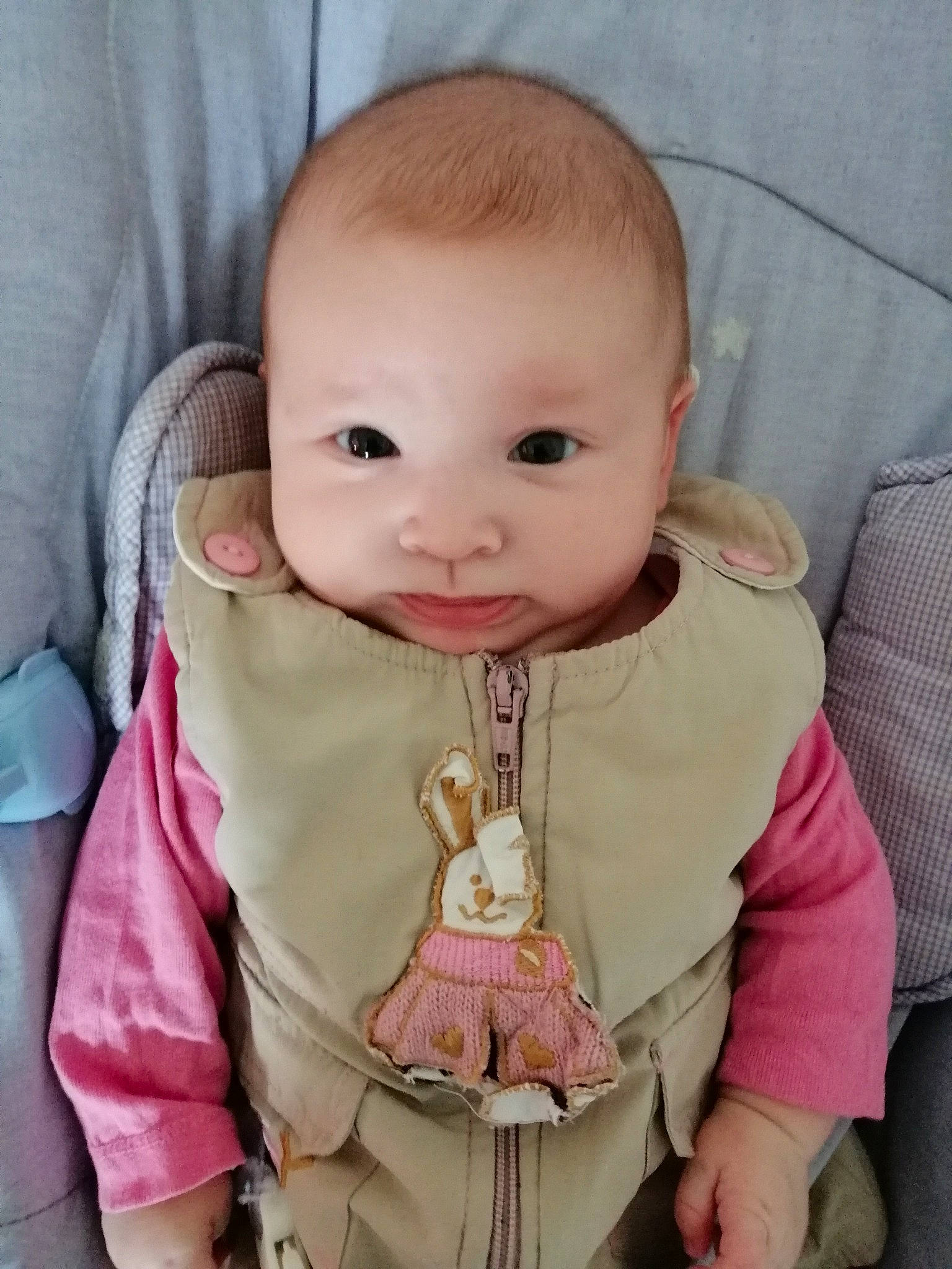 Alyzee participe au concours pour gagner de l'argent avec cette photo : baby, baby_products, baby_toddler_clothing, cheek, child, eye, face, head, iris, lip, nose, person, pink, product, skin, smile, toddler