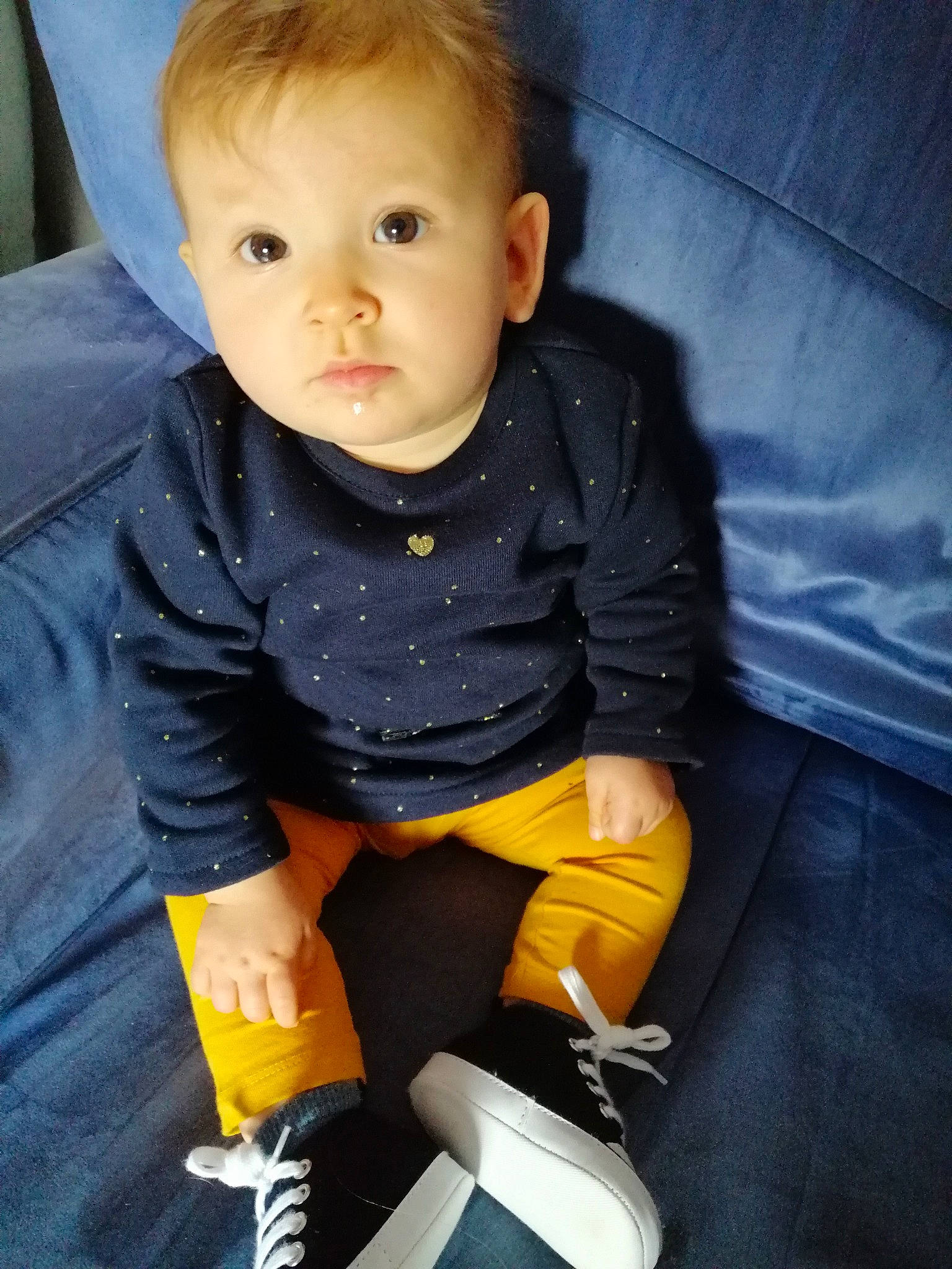 Alyzee a rejoint le concours — aidez-le/la à gagner de superbes lots ! baby, cheek, child, cool, eye, outerwear, person, shoe, sitting, skin, sleeve, standing, toddler, yellow