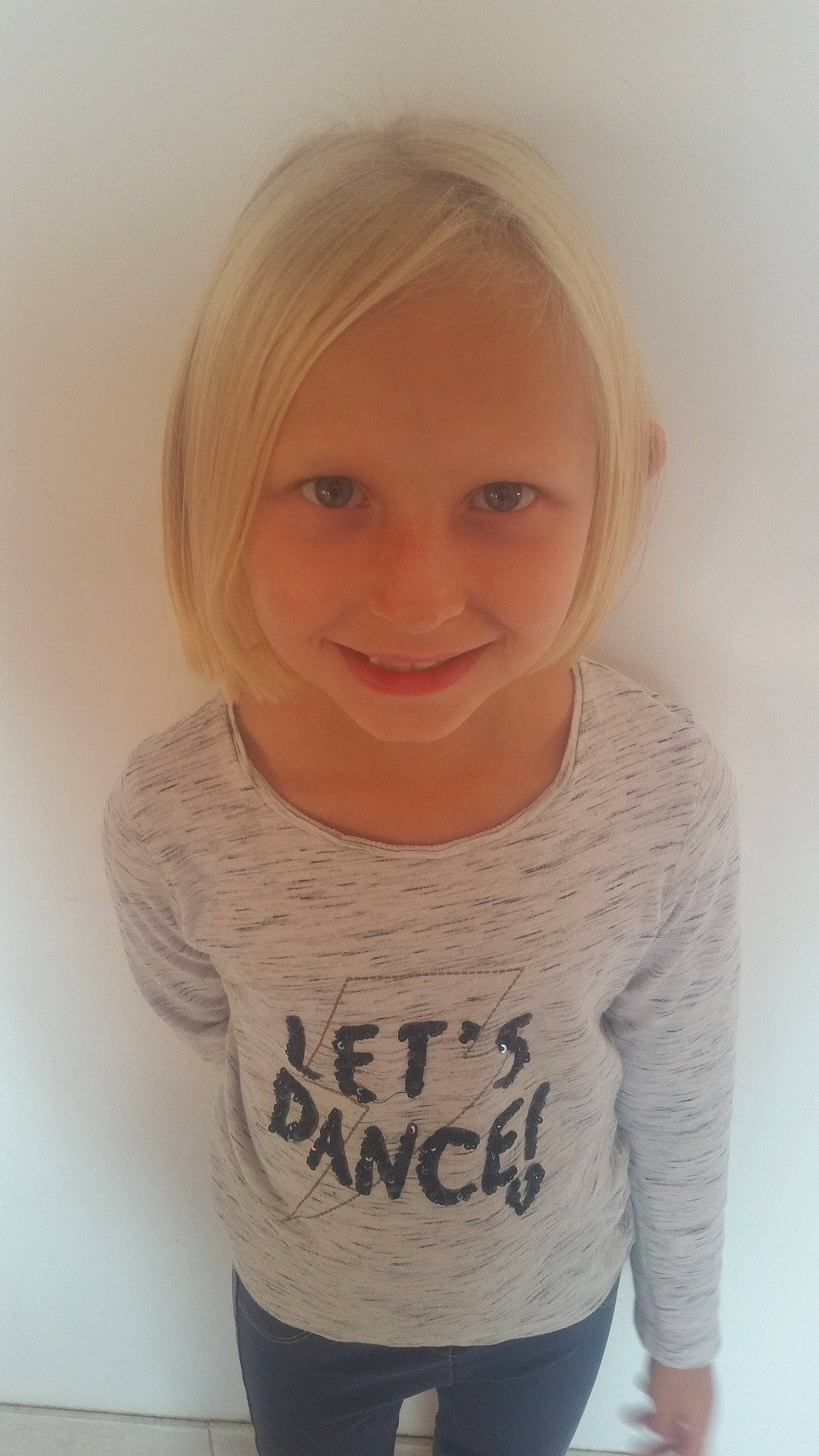 Maylie participe au concours pour gagner de l'argent avec cette photo : blond, chin, cool, eyebrow, face, forehead, hair, hairstyle, head, joy, lip, neck, nose, person, selfie, shoulder, skin, sleeve, smile, t_shirt