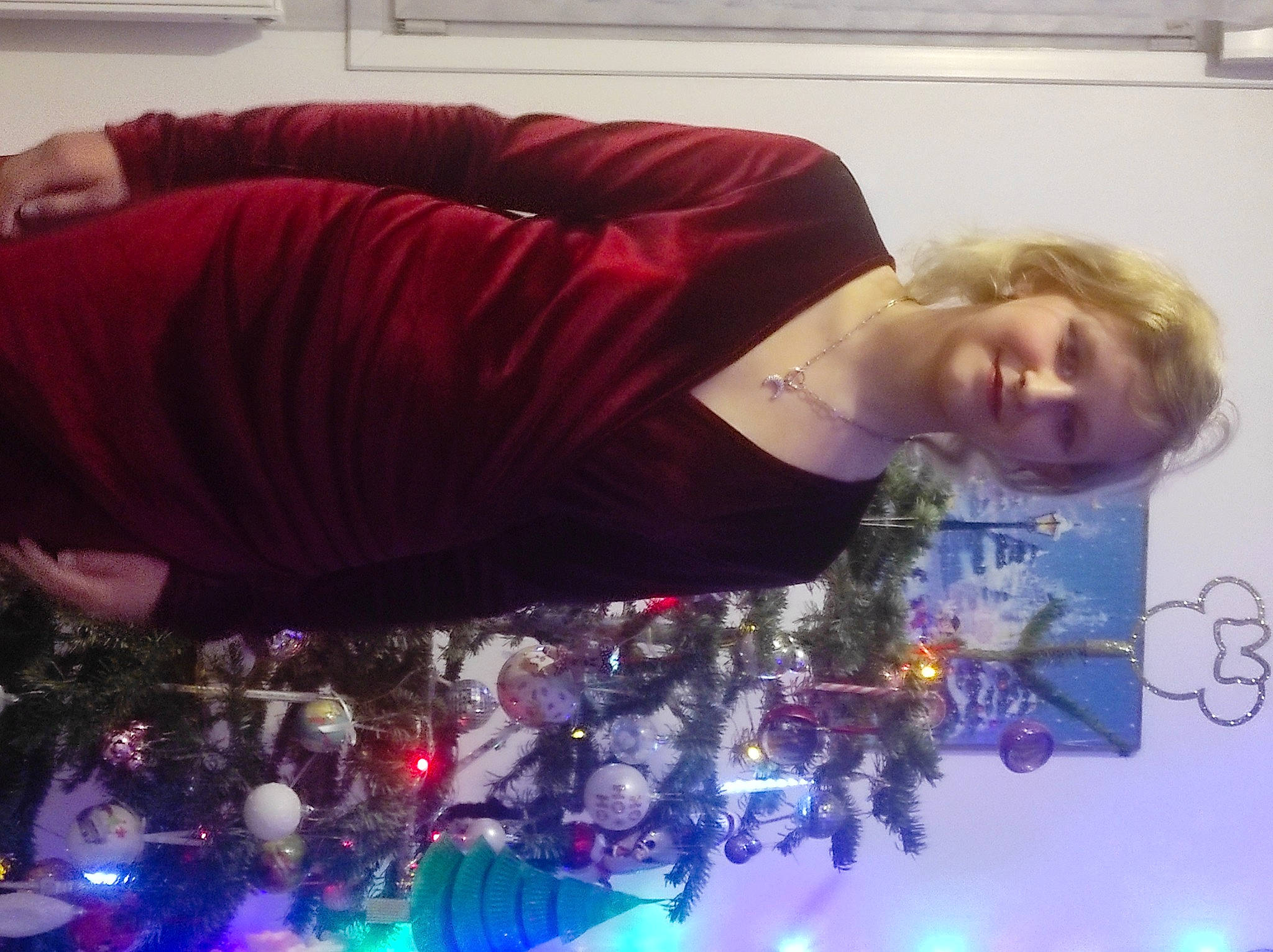 Maylie participe au concours pour gagner de l'argent avec cette photo : christmas, christmas_decoration, christmas_eve, christmas_ornament, christmas_tree, comfort, electric_blue, event, fun, happy, holiday, holiday_ornament, joy, leisure, light, magenta, ornament, person, purple, sleeve