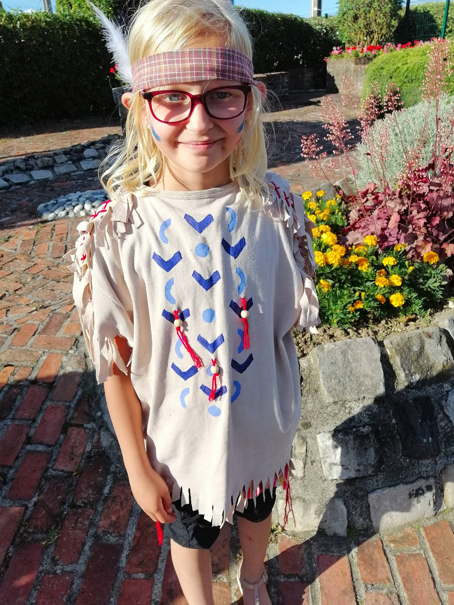 Maylie a rejoint le concours — aidez-le/la à gagner de superbes lots ! child, clothing, dress, eyewear, fashion, fashion_accessory, footwear, glasses, outerwear, pattern, person, scarf, shoe, sleeve, street_fashion, summer, sunglasses, textile, toddler, top