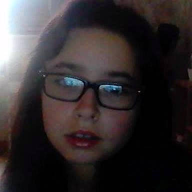 Kim participe au concours pour gagner de l'argent avec cette photo : beauty, black_hair, cheek, chin, eye, eyebrow, eyewear, face, forehead, girl, glasses, hair, head, human_hair_color, lady, lip, nose, person, selfie, smile