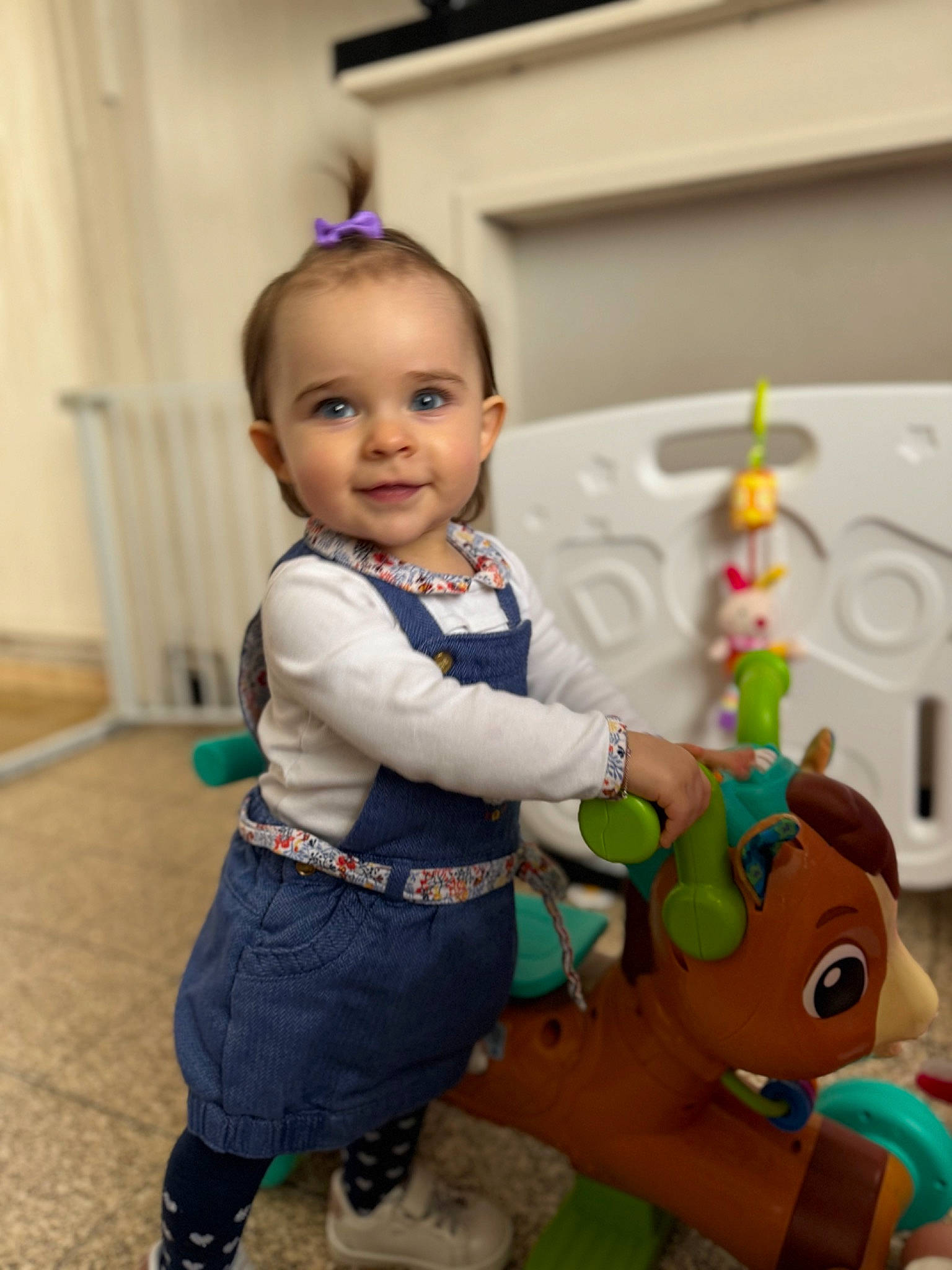 Louise participe au concours pour gagner de l'argent avec cette photo : baby, baby_products, baby_toddler_clothing, child, event, flooring, fun, happy, joy, leisure, person, photograph, play, room, sitting, skin, smile, snapshot, standing, stuffed_toy