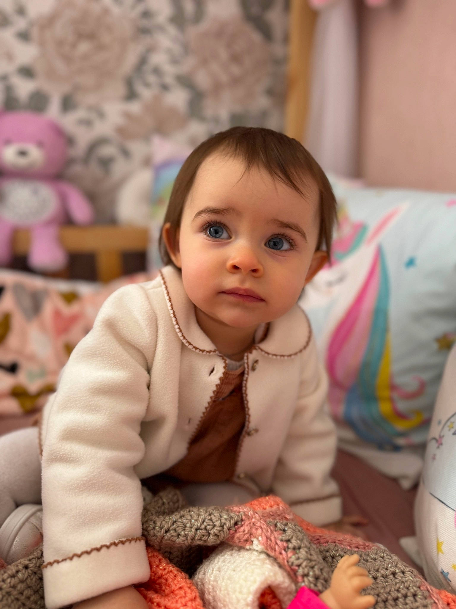 Louise participe au concours pour gagner de l'argent avec cette photo : baby, baby_toddler_clothing, cheek, child, comfort, event, eye, face, finger, flooring, fun, happy, head, iris, person, room, sitting, skin, smile, toddler