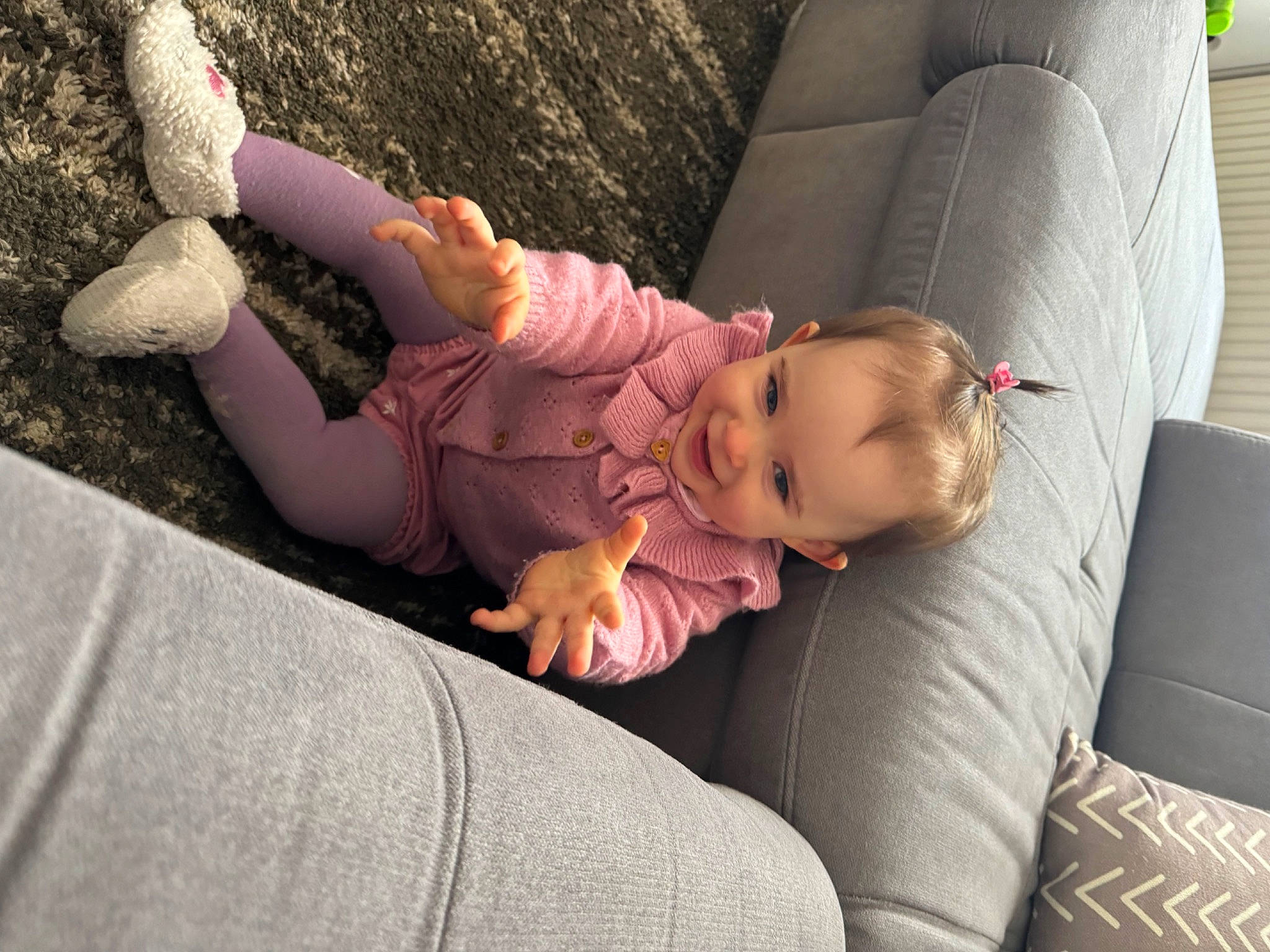 Louise a rejoint le concours — aidez-le/la à gagner de superbes lots ! auto_part, baby, car_seat, car_seat_cover, child, comfort, couch, foot, fun, grass, human_leg, joy, knee, lap, leisure, luxury_vehicle, person, plant, sitting, thigh
