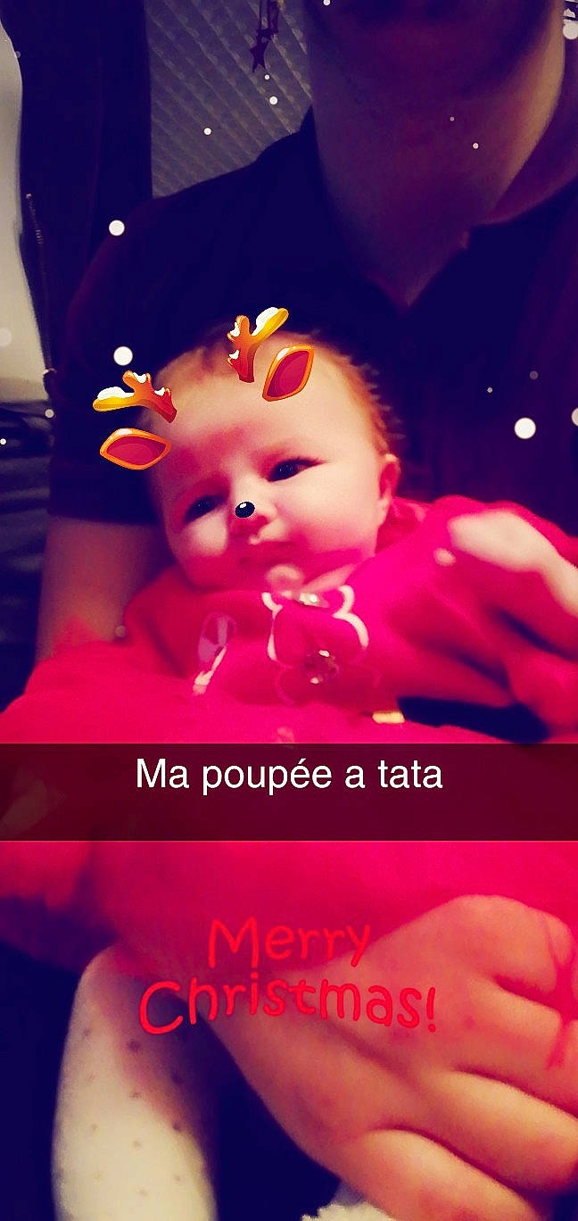 Zoé participe au concours pour gagner de l'argent avec cette photo : computer_wallpaper, finger, girl, hand, happiness, lip, love, magenta, mouth, nail, person, petal, photo_caption, pink, smile