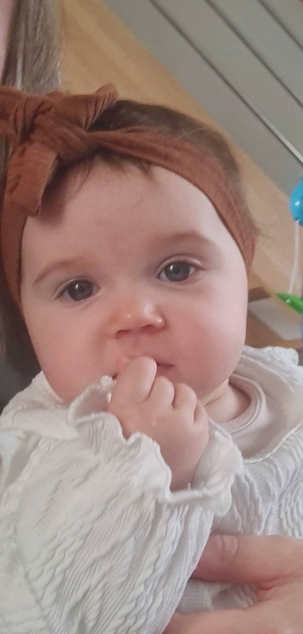 Kayliah a rejoint le concours — aidez-le/la à gagner de superbes lots ! baby, baby_toddler_clothing, cheek, chin, ear, eye, eyebrow, eyelash, facial_expression, gesture, hair, human_body, iris, lip, mouth, neck, nose, person, skin, smile