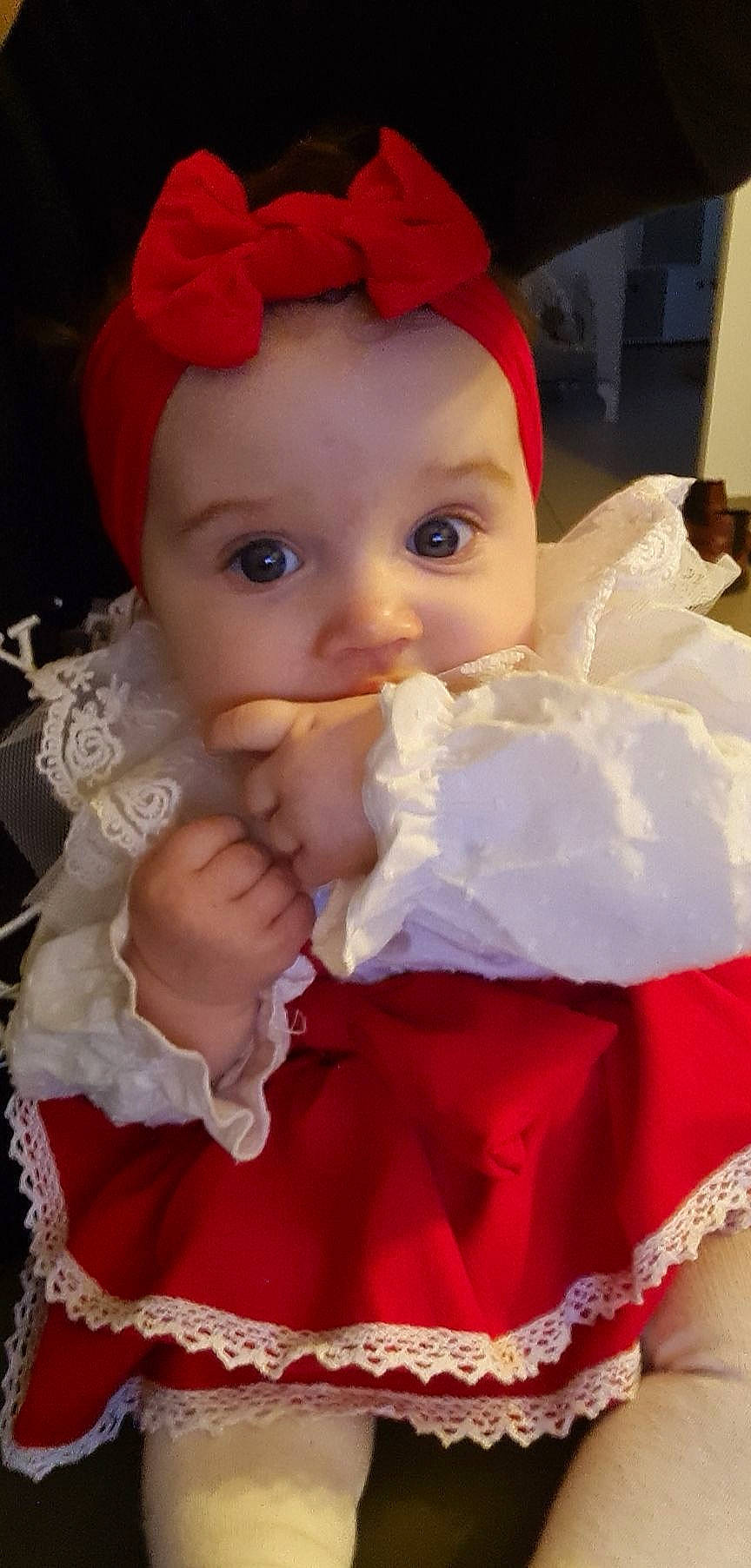 Kayliah a rejoint le concours — aidez-le/la à gagner de superbes lots ! baby, baby_toddler_clothing, cap, cheek, child, dress, event, face, fashion_accessory, happy, hat, iris, lip, person, petal, pink, product, red, skin, textile