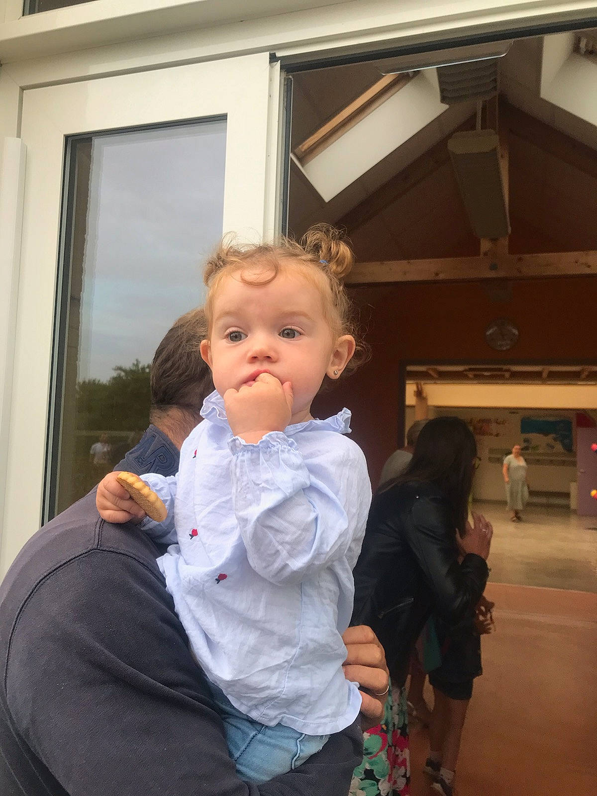 Kayliah a rejoint le concours — aidez-le/la à gagner de superbes lots ! chair, child, door, event, flooring, fun, gesture, happy, house, joint, lap, leg, leisure, person, room, shoulder, sitting, t_shirt, toddler, vacation