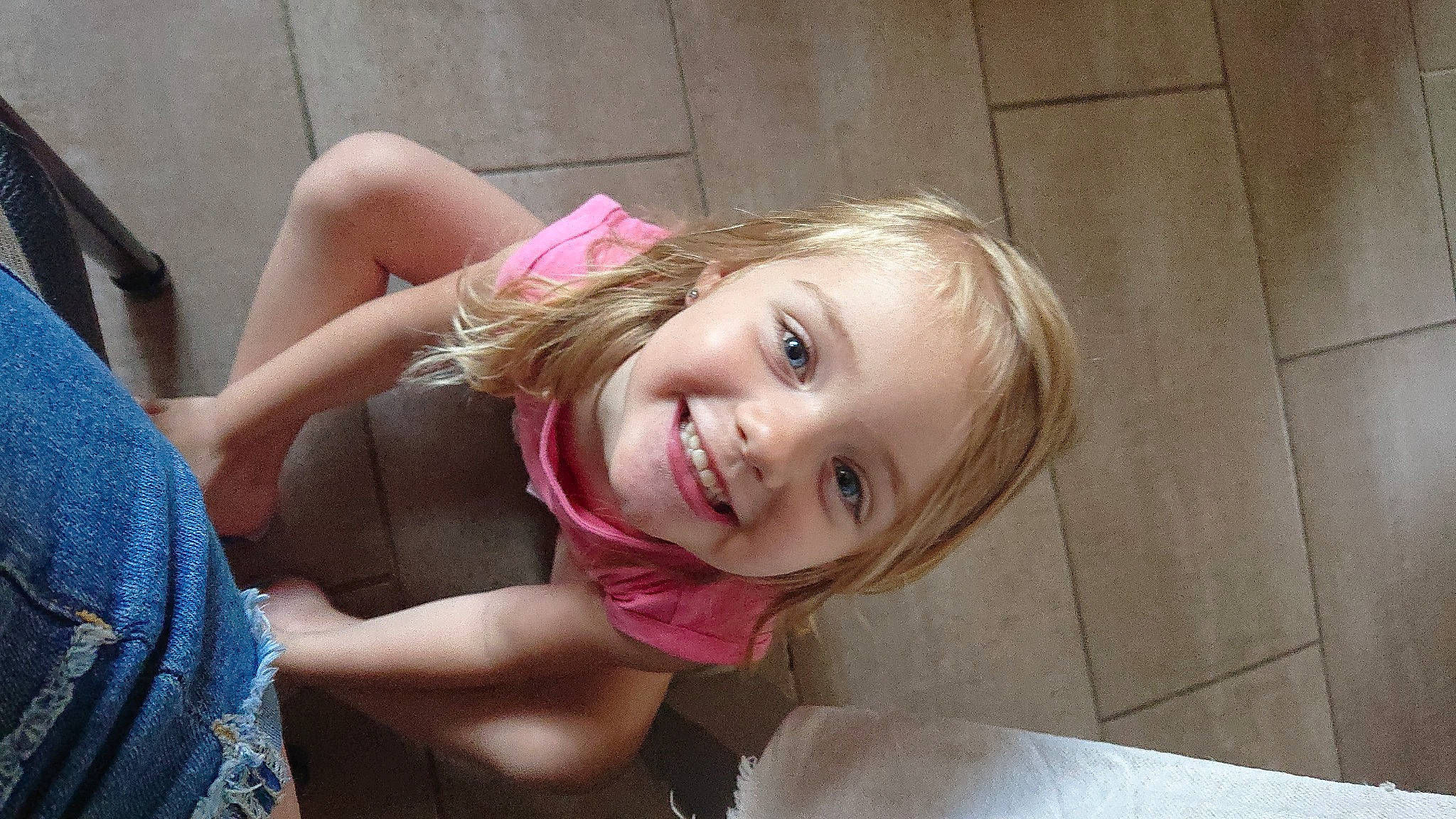 Helena a rejoint le concours — aidez-le/la à gagner de superbes lots ! blond, brown_hair, cheek, child, flash_photography, fun, grass, happy, human_leg, joy, laugh, leisure, lip, magenta, person, pink, portrait_photography, recreation, sitting, skin