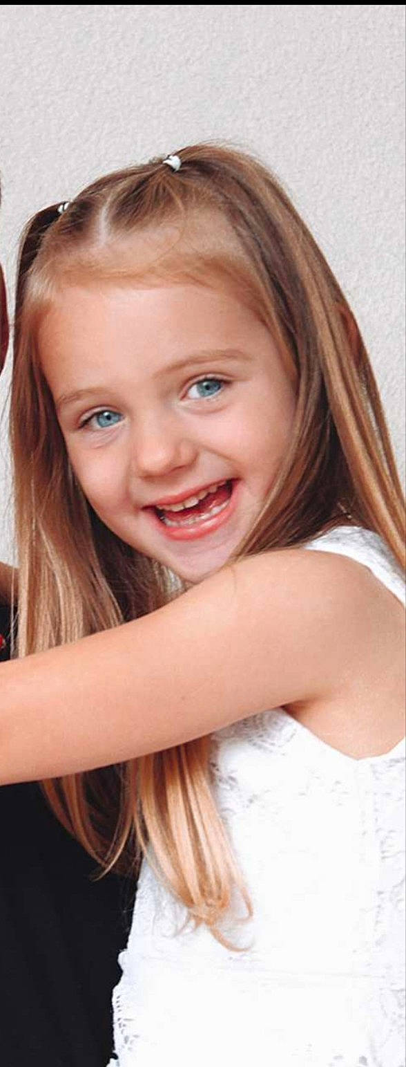 Helena a rejoint le concours — aidez-le/la à gagner de superbes lots ! arm, cheek, chin, ear, eye, eyebrow, eyelash, face, facial_expression, flash_photography, hair, head, joy, lip, mouth, muscle, neck, nose, person, shoulder