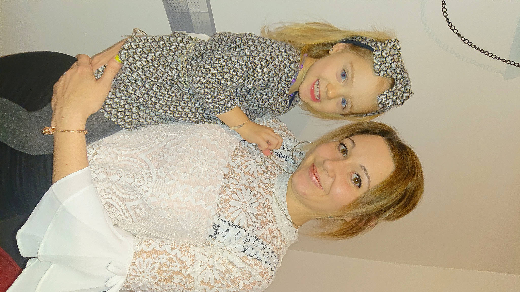 Helena participe au concours pour gagner de l'argent avec cette photo : arm, beauty, comfort, eyelash, fun, gesture, hairstyle, hand, happy, head, joint, joy, linens, organ, pattern, person, shoulder, skin, smile, thigh