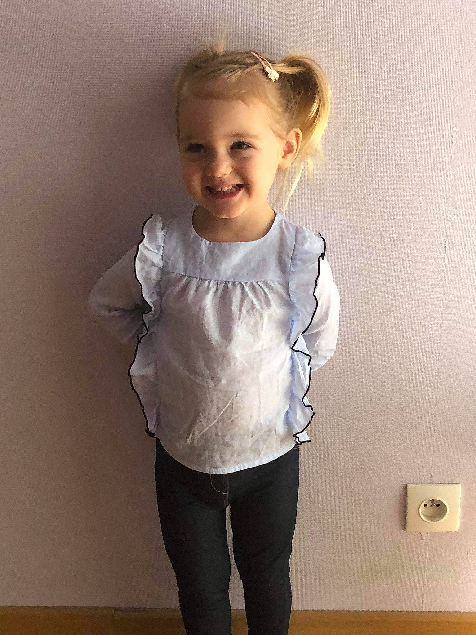 Helena participe au concours pour gagner de l'argent avec cette photo : abdomen, baby_toddler_clothing, elbow, face, gesture, hair, happy, head, human_body, human_leg, iris, joy, knee, neck, person, sleeve, smile, t_shirt, thigh, toddler