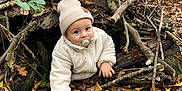Gohan a rejoint le concours — aidez-le/la à gagner de superbes lots ! baby, child, forest, leaves, branches, wood, nature, outdoor, autumn, beanie, pacifier, curious, cozy, explorer, woodland, cute, person, seasonal, fall, play