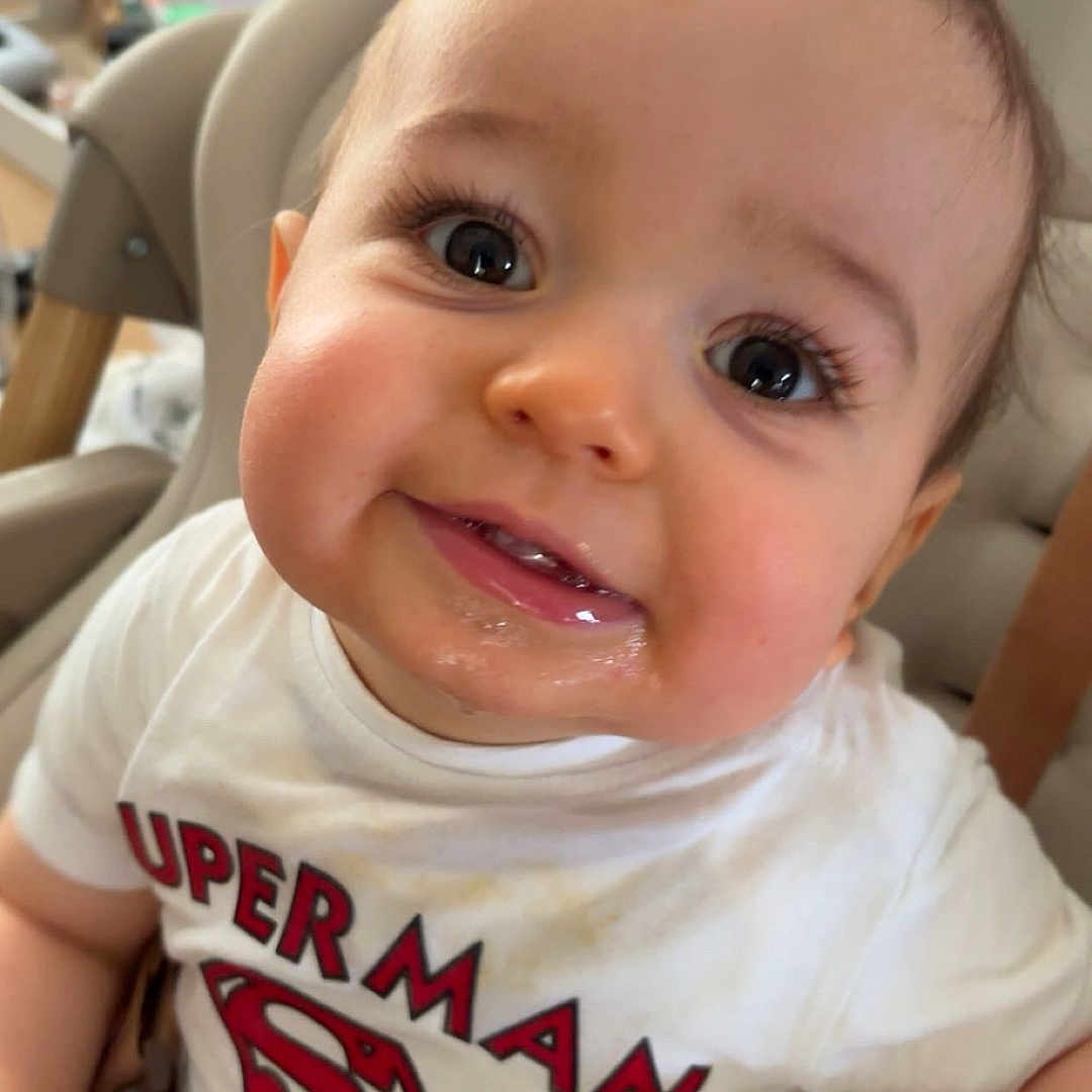 Ayden a rejoint le concours — aidez-le/la à gagner de superbes lots ! baby, babylaughing, bodypart, chair, clothing, cushion, face, furniture, happy, head, homedecor, laughing, mouth, person, photography, portrait, sitting, smile, t_shirt, teeth