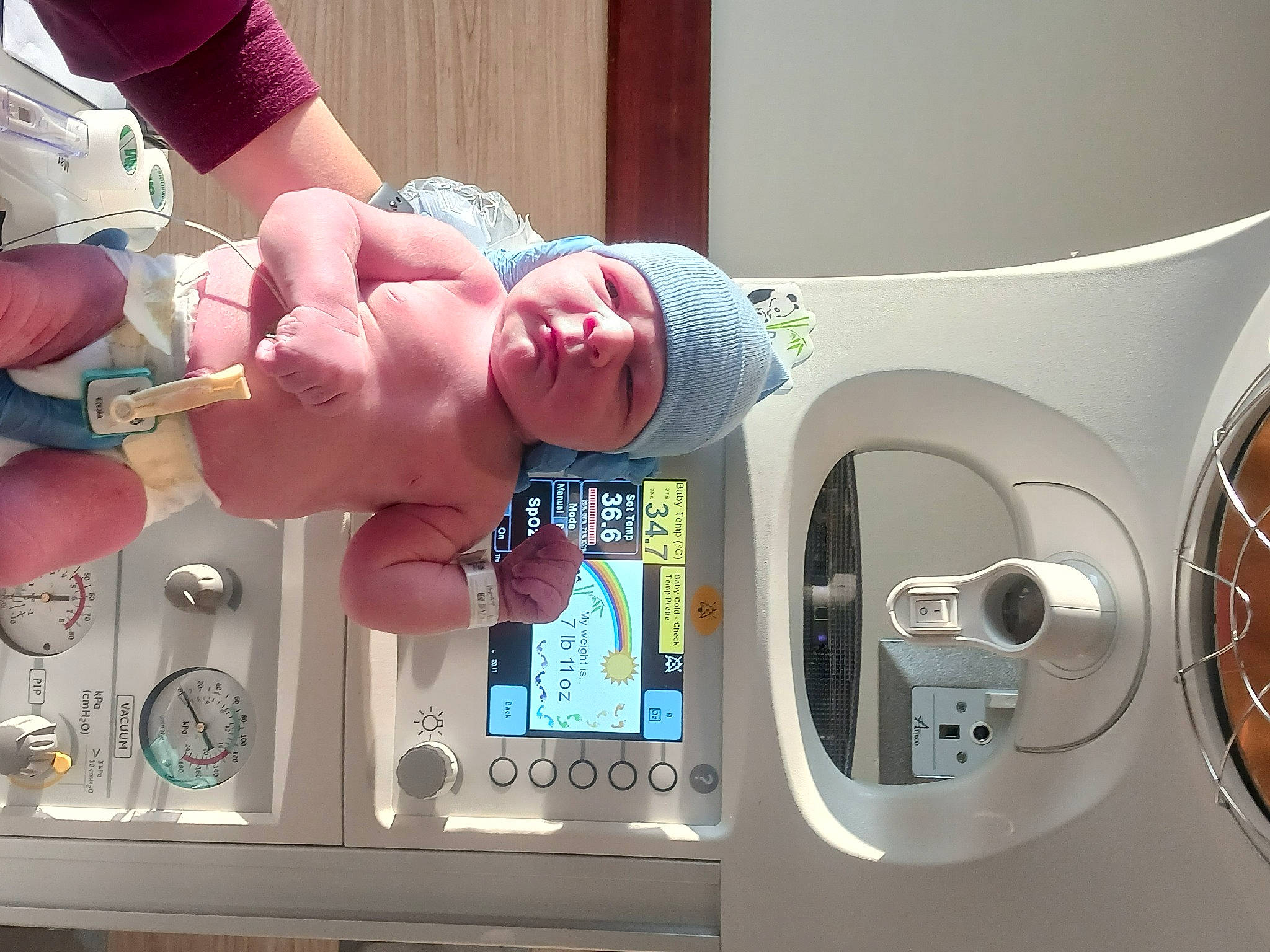 Adam is registered to the contest to win money with this photo: abdomen, bracelet, chest, circle, elbow, eyewear, flesh, foot, gadget, gesture, happy, headwear, home_appliance, human_leg, jewellery, machine, nail, person, product, smile