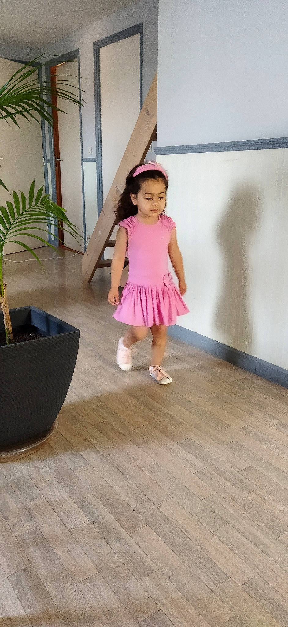 Marine a rejoint le concours — aidez-le/la à gagner de superbes lots ! baby_toddler_clothing, dress, floor, flooring, flowerpot, foot, happy, hardwood, houseplant, human_leg, laminate_flooring, leg, leisure, magenta, person, plant, thigh, toddler, waist, wood