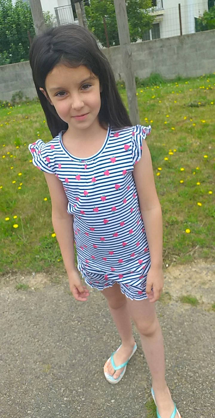 Zina participe au concours pour gagner de l'argent avec cette photo : arm, day_dress, dress, eye, face, grass, hair, happy, head, joy, leg, lip, neck, one_piece_garment, people_in_nature, person, plant, skin, sleeve, street_fashion