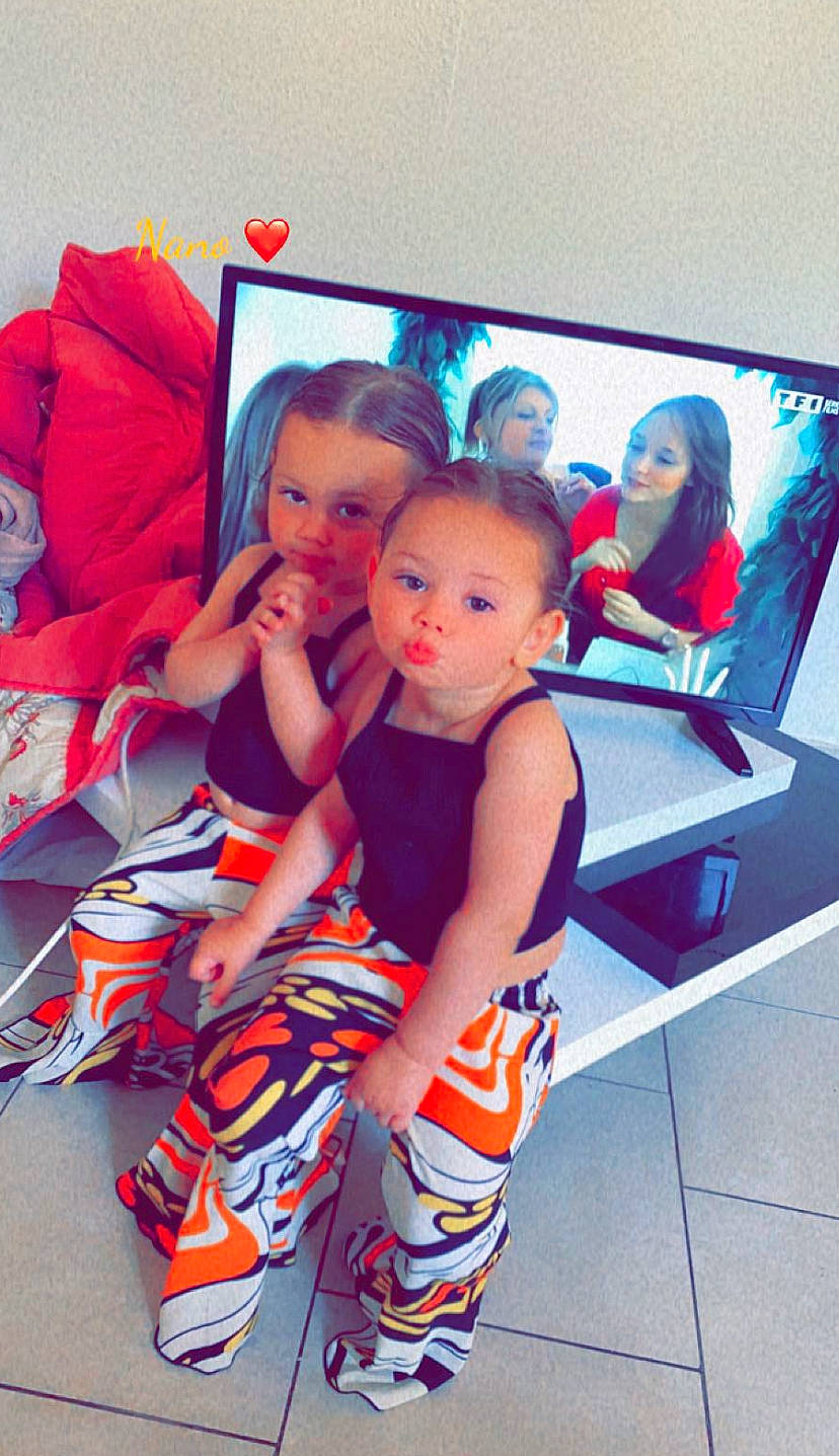 Cataliyaetchristelle participe au concours pour gagner de l'argent avec cette photo : baby, baby_toddler_clothing, child, display_device, event, flat_panel_display, flooring, fun, happy, holiday, human_leg, joy, lap, person, pillow, room, sandal, sitting, smile, t_shirt