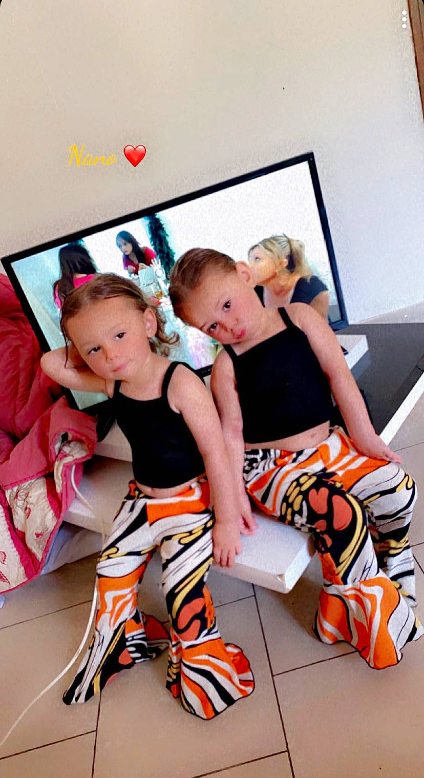 Cataliyaetchristelle a rejoint le concours — aidez-le/la à gagner de superbes lots ! automotive_design, bag, blurred, child, entertainment, event, fashion_design, fun, happy, leisure, orange, pattern, person, play, room, sandal, shorts, sitting, t_shirt, team