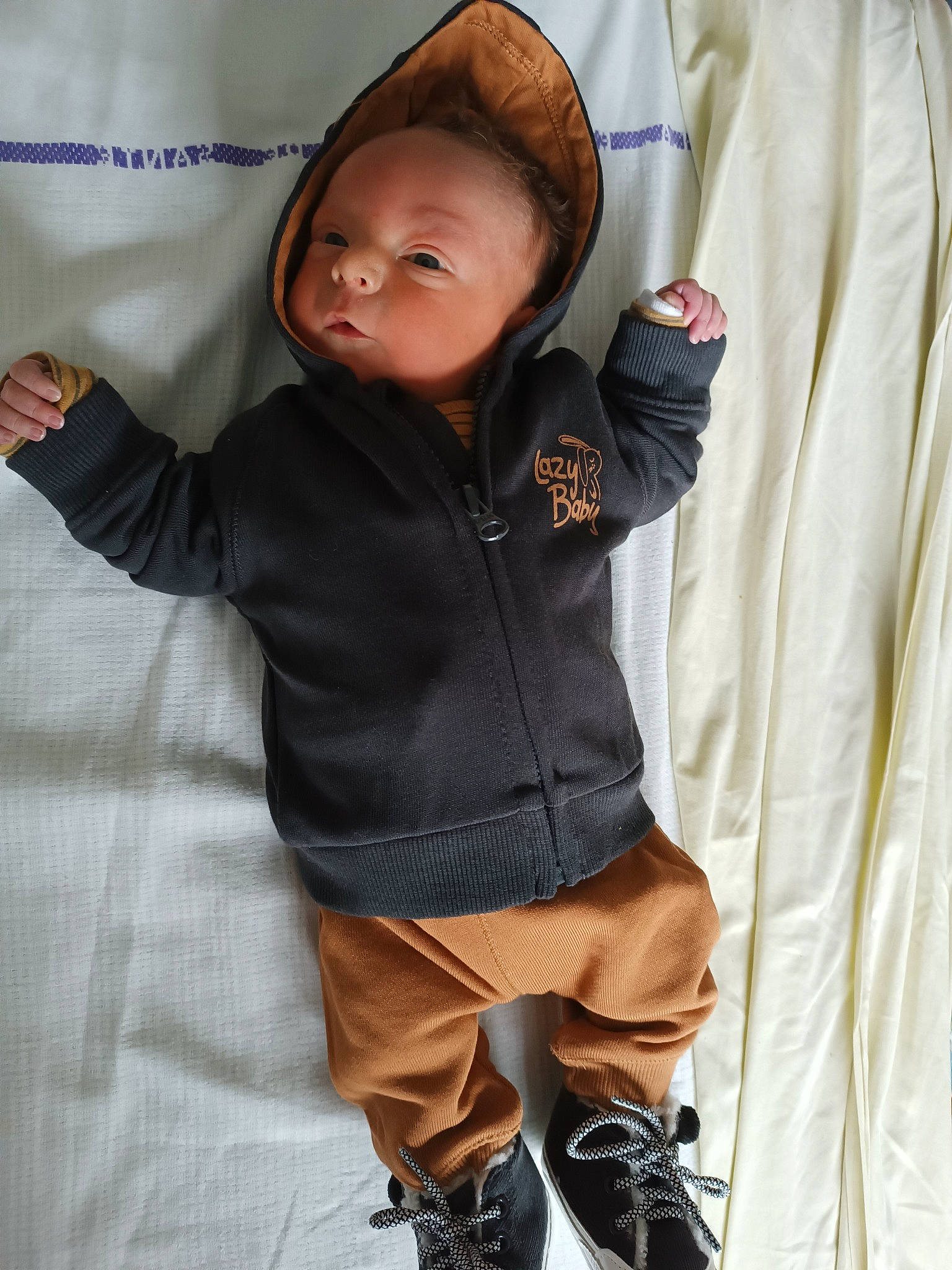 Heimdall a rejoint le concours — aidez-le/la à gagner de superbes lots ! baby, baby_toddler_clothing, child, comfort, curtain, face, finger, fun, gesture, hand, happy, knee, person, sitting, skin, sleeve, sock, textile, thigh, thumb