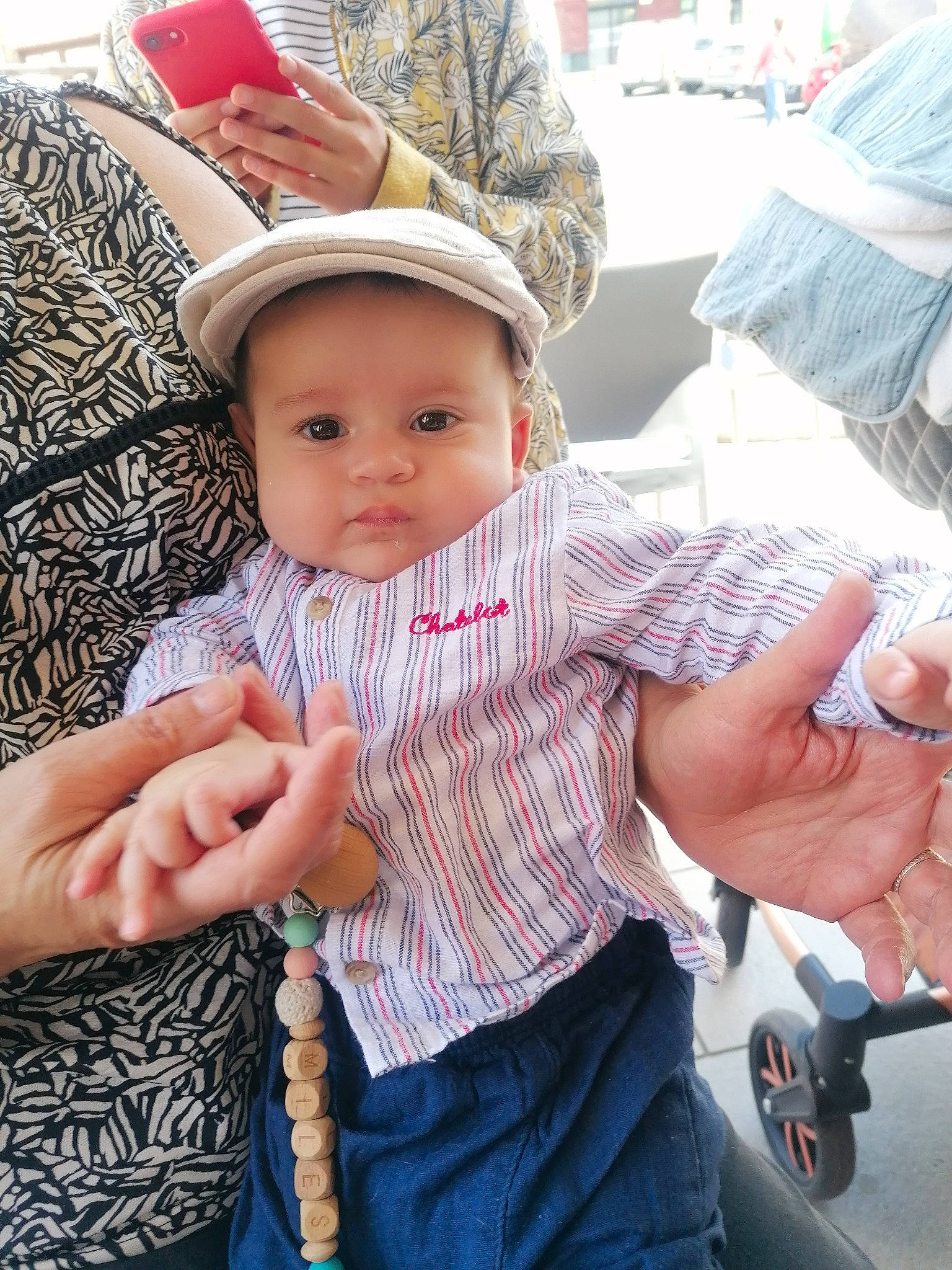 Miles a rejoint le concours — aidez-le/la à gagner de superbes lots ! baby, cap, child, event, fashion_accessory, fun, gesture, hand, happy, hat, headwear, human, leisure, pattern, person, plaid, shorts, sitting, sun_hat, t_shirt