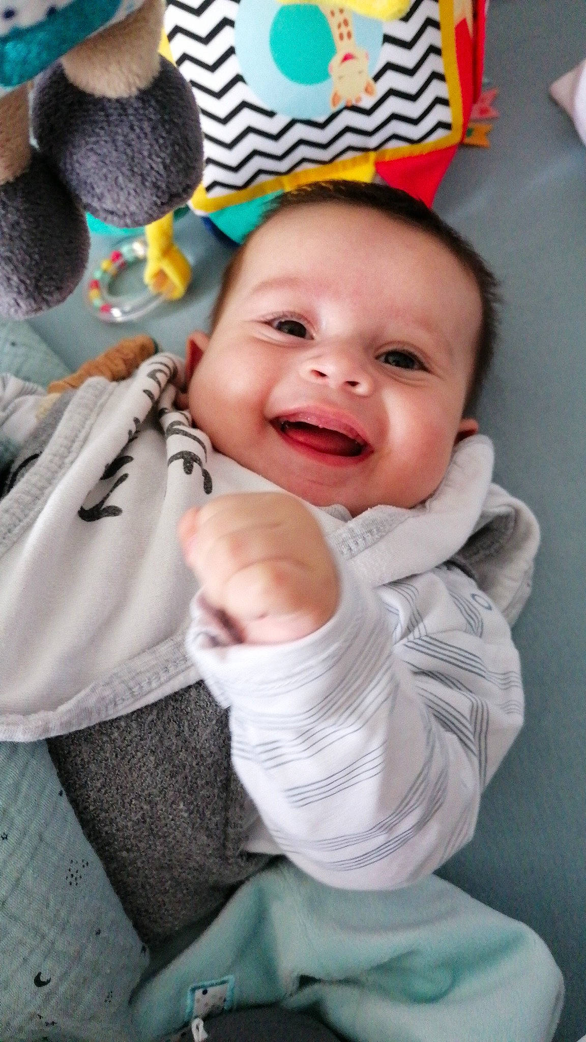 Miles a rejoint le concours — aidez-le/la à gagner de superbes lots ! baby, baby_products, baby_toddler_clothing, cheek, child, comfort, event, eye, fashion_accessory, fun, gesture, happy, iris, joy, laugh, linens, person, product, sitting, sleeve